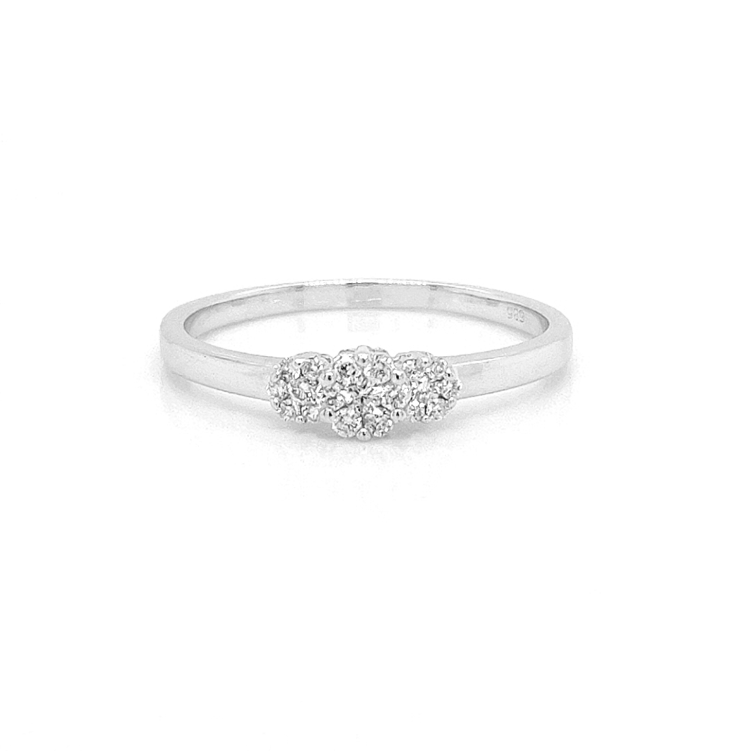 Deze witgouden ring heeft een werkelijk schitterende uitstraling. De meerdere briljant geslepen diamanten zorgen voor deze prachtige schittering. Het totaal karaat gewicht is 0,20 en de briljanten zijn van mooie kwaliteit met zuiverheid SI1. Een witgouden ring met echte diamant is een van de mooiste combinaties, omdat de schittering van de diamanten optimaal wit van kleur is.