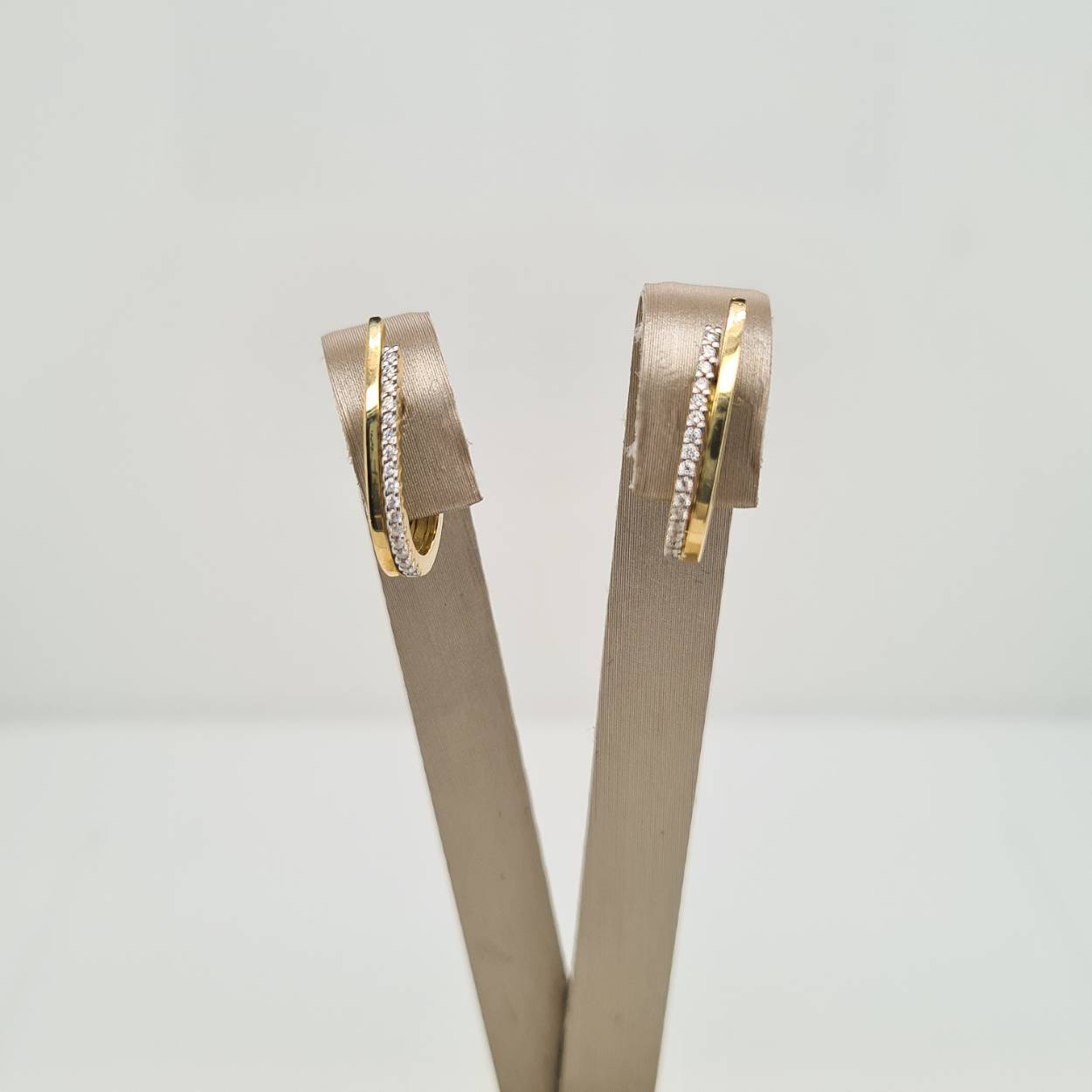Prachtige 14krt gouden oorsieraden met diamant, 0,12crt H SI