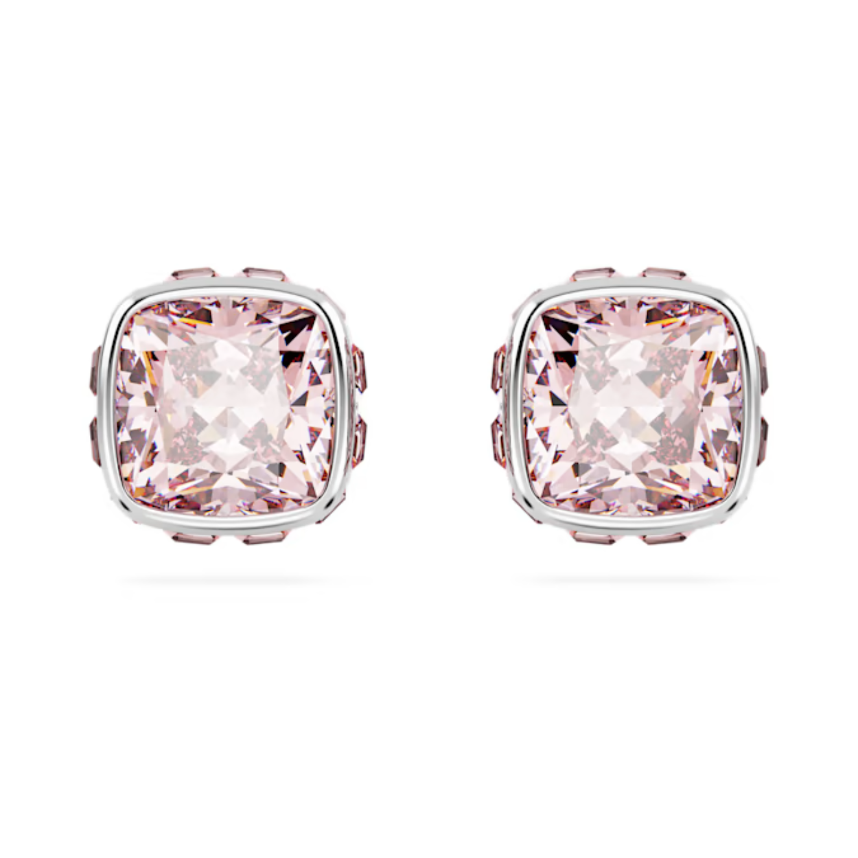 Deze levendige, veelzijdige oorstekers passen overal bij en zijn geïnspireerd op de geboortesteen van juni. De sieraden met een rhodium toplaag zijn voorzien van één steen met een square-slijpvorm in een parelachtige roze kleur, en dragen bij aan de rust en levenszin van de drager. Dit betekenisvolle ontwerp is een magisch verjaardagscadeau of het perfecte cadeau voor uzelf.
Formaat: 0.9 x 0.9 cm
