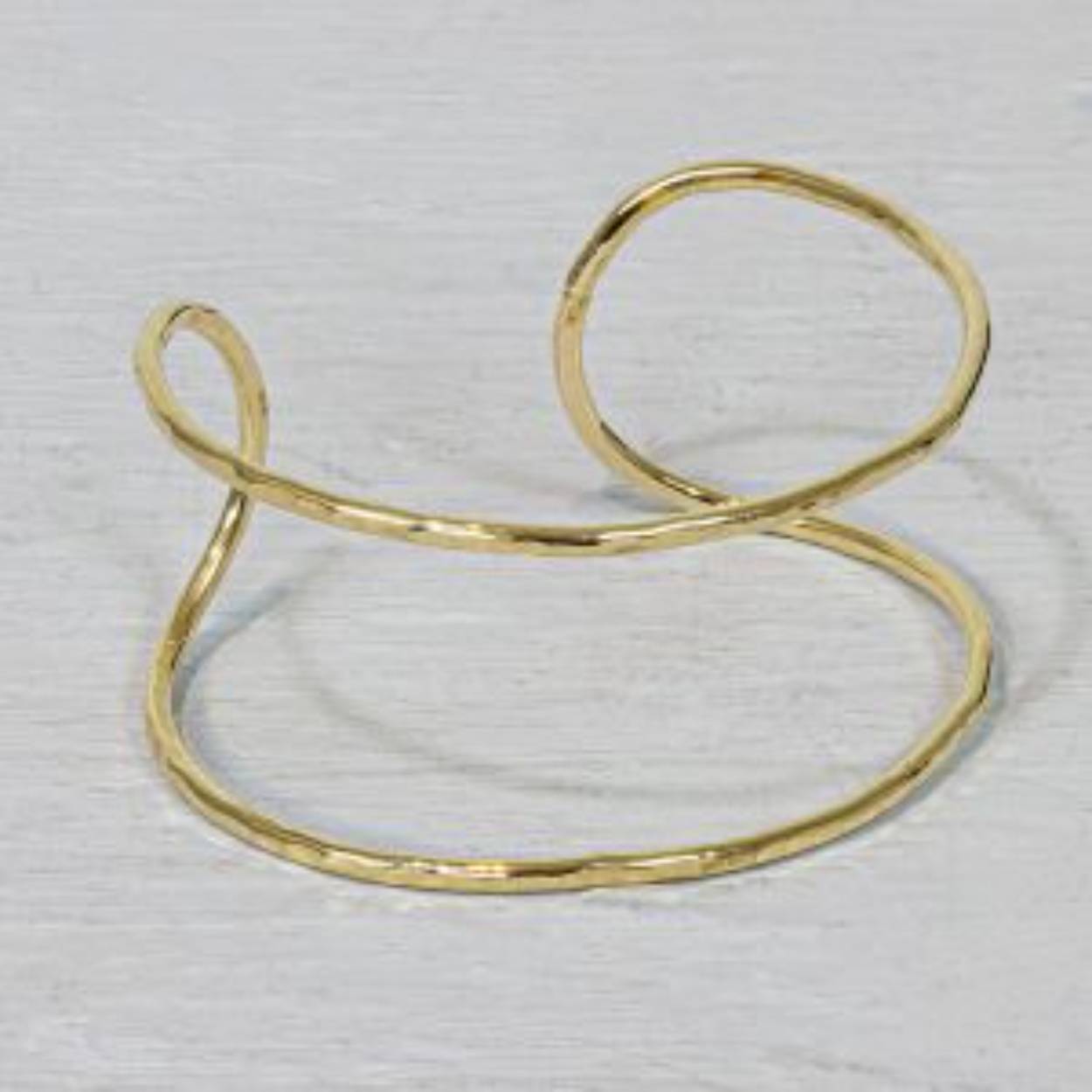 Armband gemaakt van Goldfilled. Deze armband is een echte eyecatcher. Door de dubbele lijnen lijkt het net alsof je twee armbanden om hebt. Combineer 'm met andere armbanden om de look af te maken.