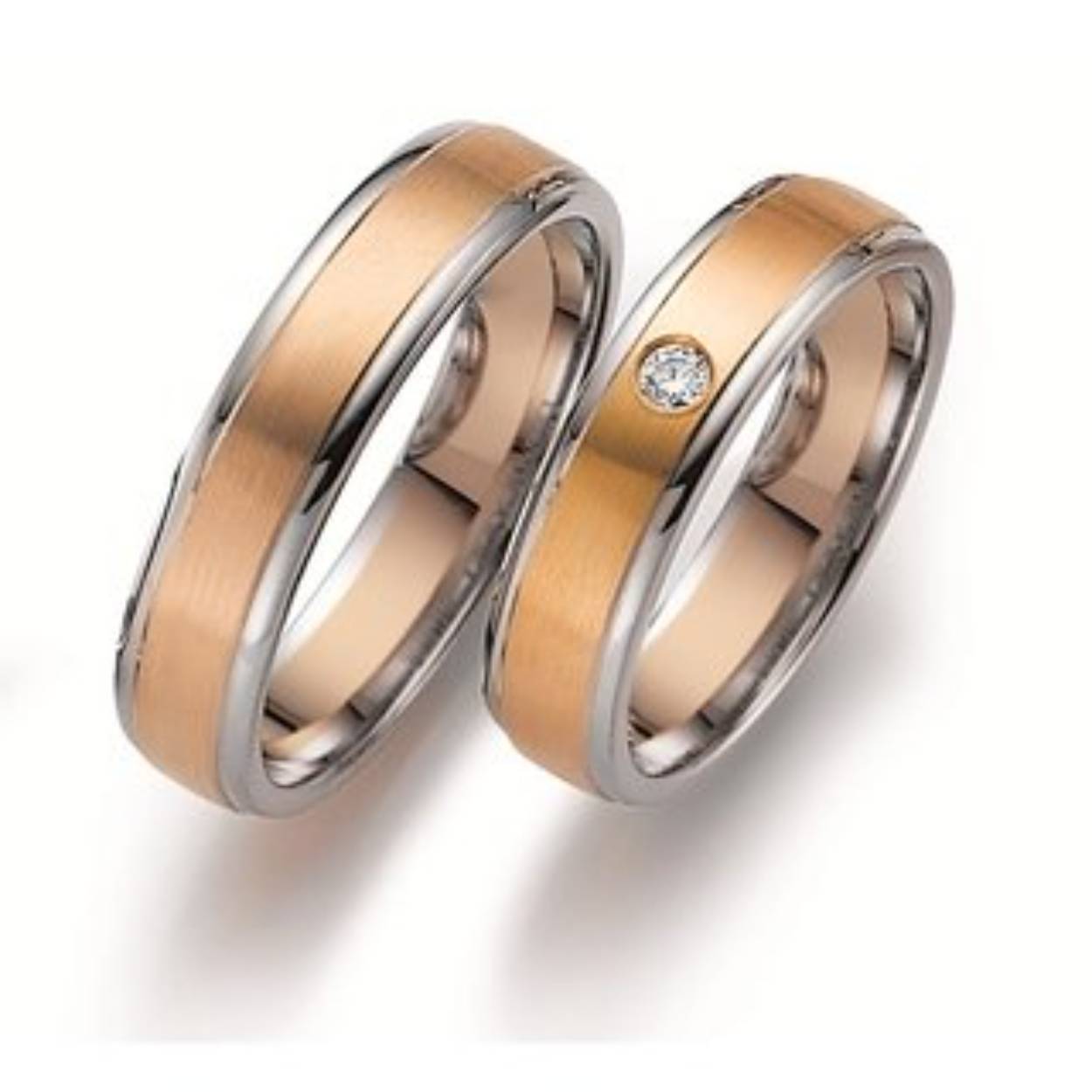 585 bicolor trouwringen  geel mat, witgoud glimmend.  5mm breed. De damesring is gezet met 0.04ct briljant.
Prijs is op aanvraag