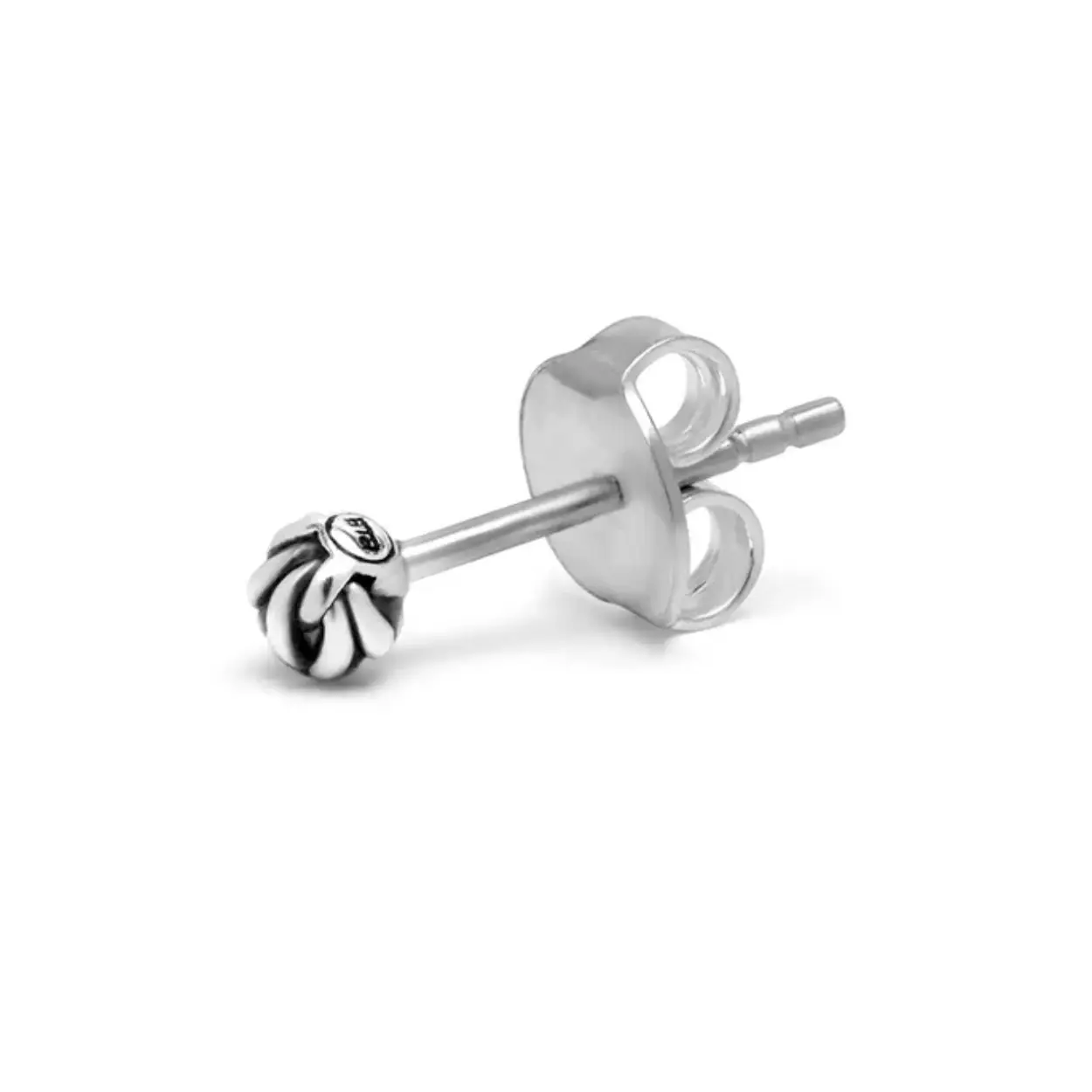 De Katja Earstud Silver is gebaseerd op de Katja schakel en maakt deel uit van de Earparty collectie. Dit oorknopje is niet alleen verkrijgbaar in premium 925 zilver, maar ook in 14-karaats goud! De Katja-familie bestaat uit sieraden met prachtig gedetailleerde handgevlochten elementen. De oorbellen zijn per stuk te koop, maar staan natuurlijk ook leuk als een setje of in combinatie met andere Earparty oorbellen. De combinatiemogelijkheden zijn eindeloos!