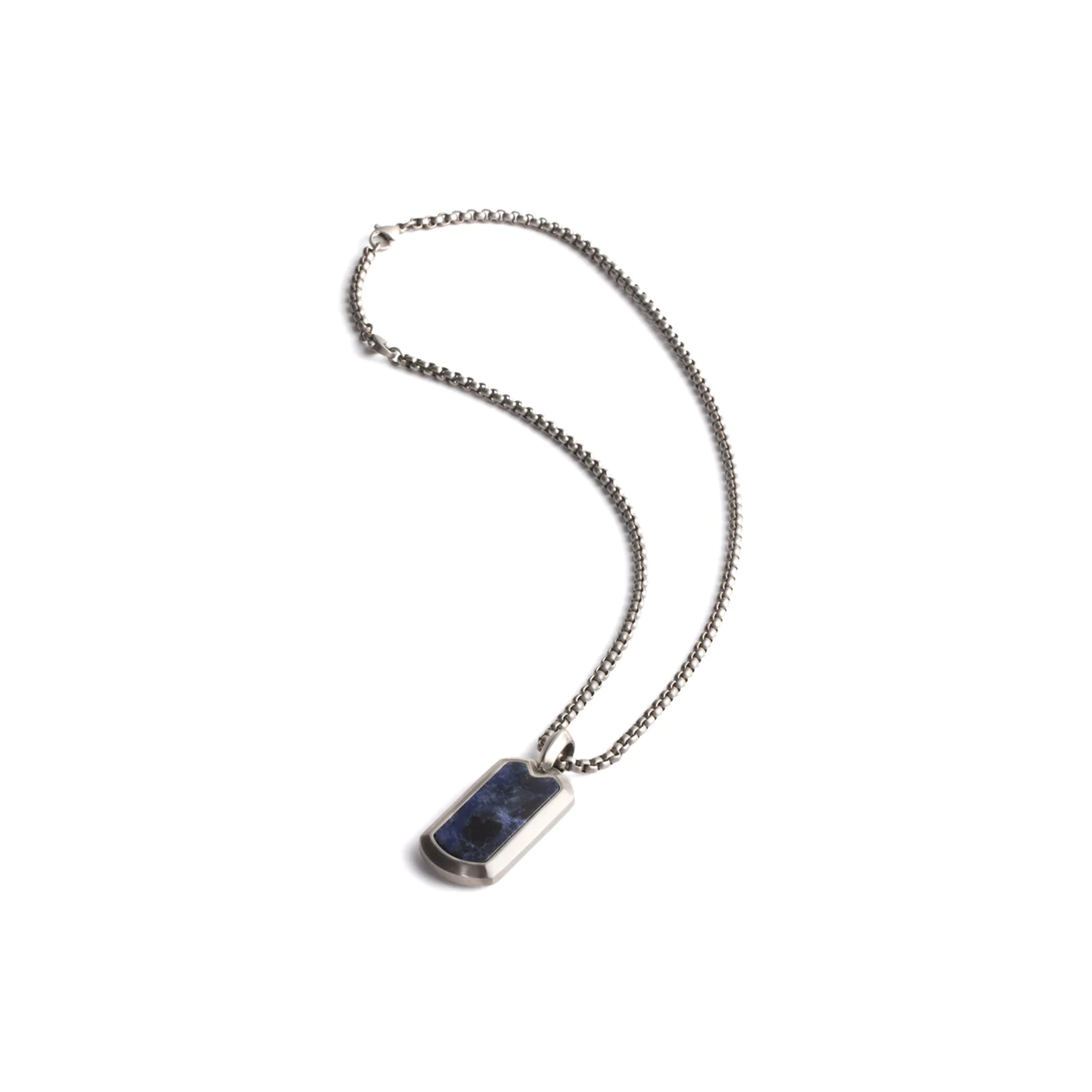 De Imperium Blue halsketting is het pronkstuk van onze collectie. Deze 3mm halsketting werd gemaakt met Japans titanium en afgewerkt met een blauwe Jeremejeviet natuursteen.

Titanium is vederlicht, ultra sterk en hypo-allergeen. Dit exclusieve materiaal wordt vaak gebruikt in de luchtvaart, bij racewagens of voor het allerbeste medische materiaal.

Jeremejeviet wordt ook wel een 'helende steen' genoemd omdat hij je met zijn kalme en rustgevende energie door moeilijke periodes zou helpen.

De lengte van de ketting is 58cm en een verlengstuk van 6 cm is inbegrepen zodat je zeker kan zijn dat hij rond je nek past.