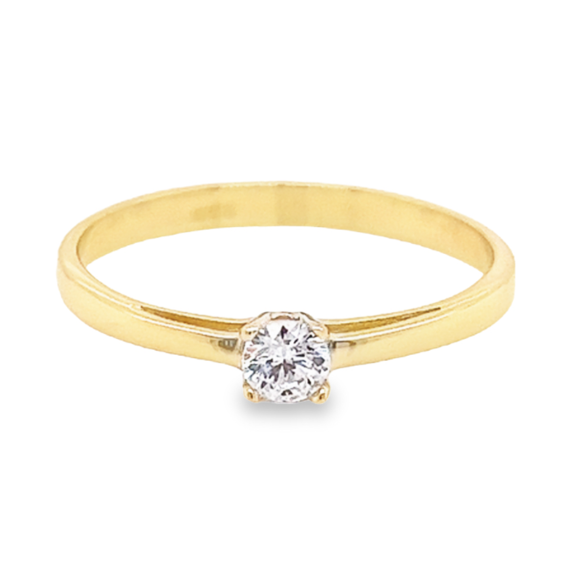 Deze geel gouden solitair ring is erg mooi van uiterlijk. De briljant geslepen zirkonia steen is gezet tussen vier zetpoten. De ring heeft fijne uitstraling, maar is erg solide gemaakt.