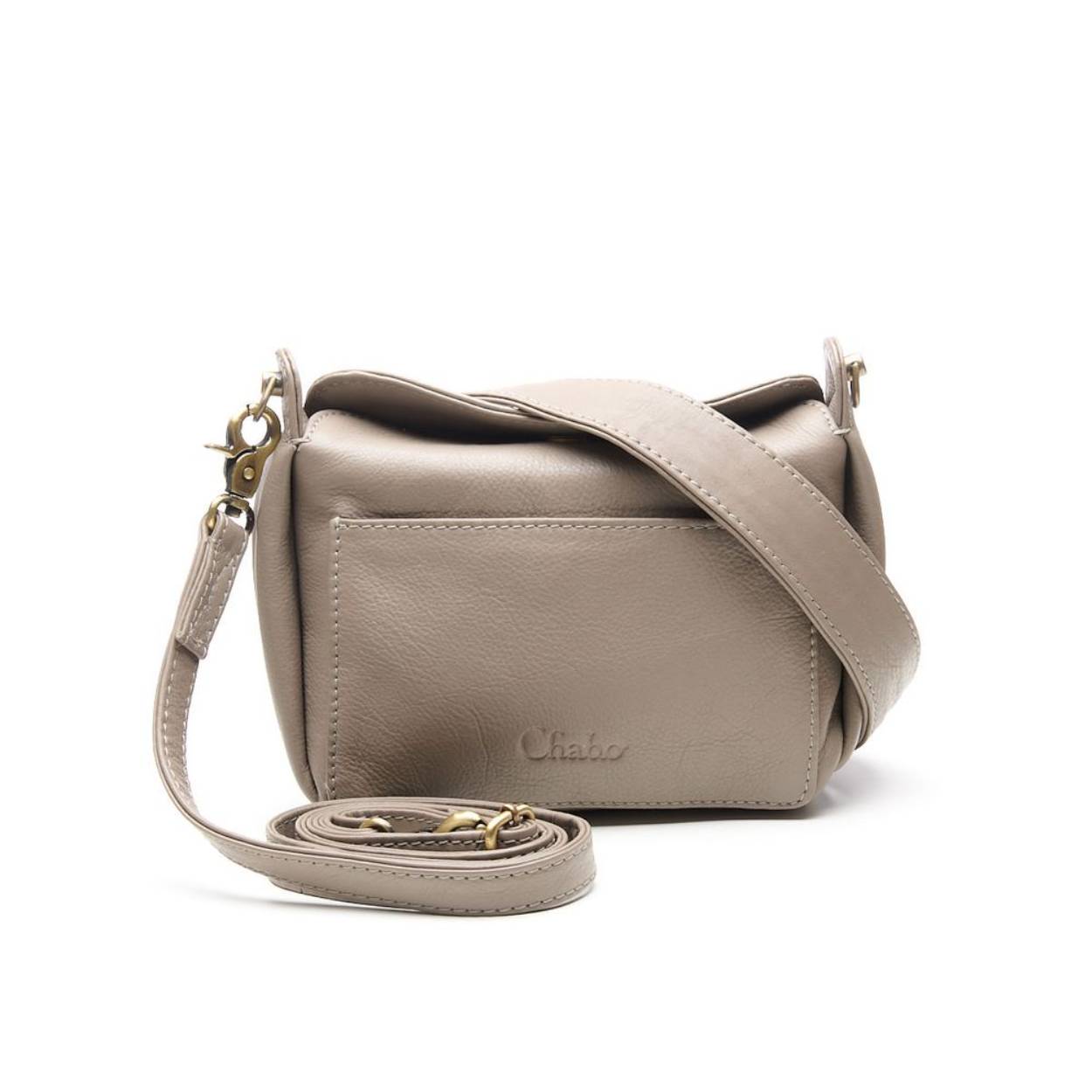 Ben jij op zoek naar een kleine schoudertas voor dames, gemaakt van stevig leer? Dan is de Lucy Small Shoulder Bag, met plooien aan de zijkant, dé tas voor jou! De voorkant van de kleine damesschoudertas heeft een groot insteekvak en sluit via een soepele flap met magneetsluitingen. De binnenkant van de tas heeft een ritssluiting, om je kostbare bezittingen veilig te houden. Aan de binnenkant vind je extra vakken, waarvan één met een rits. De kleine leren schoudertas is gemaakt van stevig leer en wordt geleverd met een korte, brede schouderband én een extra lange, verstelbare band. 