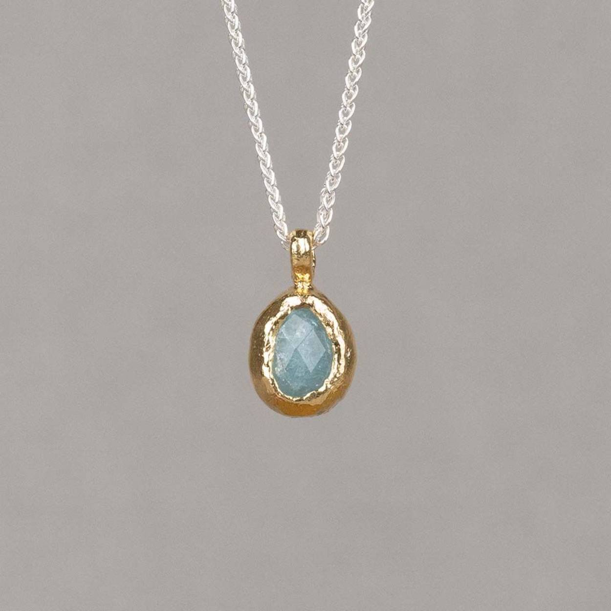 Collier gemaakt van 925 sterling zilver. Aan het collier hangt een gefacetteerde Aquamarijn, omhult met zilver verguld. Aquamarijn is een baken van rust in de storm van het dagelijkse leven. Deze blauwe steen heeft een voedende energie, die je aanmoedigt om jezelf en omstandigheden te accepteren. Draag dit collier met de bijpassende oorhangers voor een complete look!