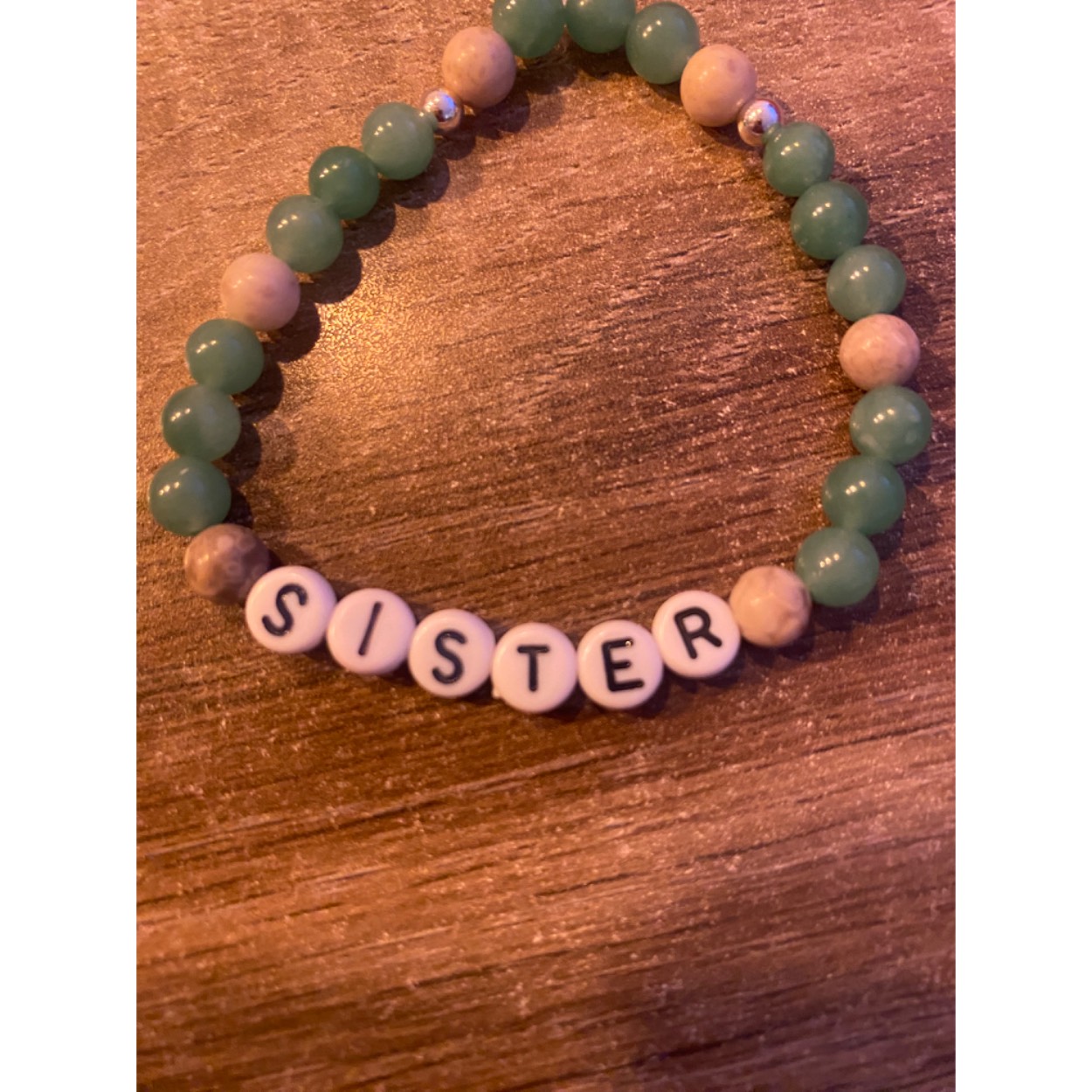 Focus on You armbandje.
natuurstenen met zilveren balletjes en met een fief tekstje.
leuk om te geven en waardevol om te krijgen.