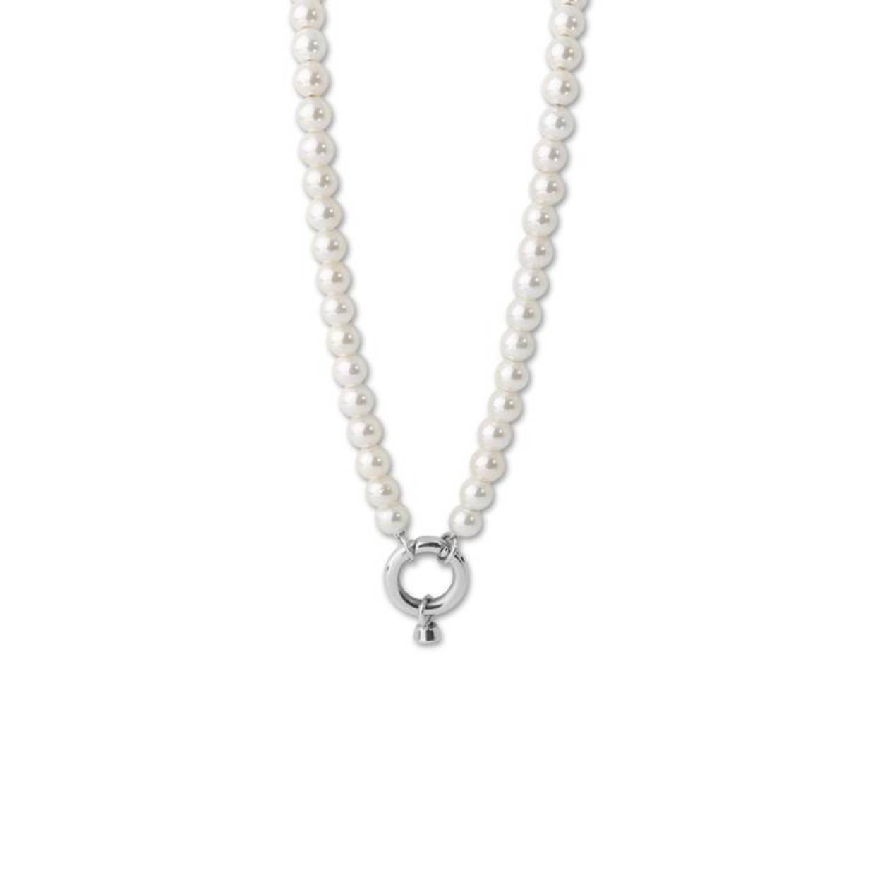 De Melano Twisted Tahnee ketting is dé eyecatcher van dit seizoen. Deze prachtige (synthetische) parelketting is afgewerkt met een grote sluiting die sierlijk naar voren gedragen kan worden. Hij wordt standaard geleverd met een Twisted hanger, waaraan je jouw favoriete Twisted steentje kunt bevestigen. De ketting is verkrijgbaar in twee lengtes: 44 cm en 80 cm. De parels zijn 6-6,5 mm breed en het slotje is 15 mm breed. Het allerleukste? De ketting heeft een bijpassende armband: de Tassi armband. De Tahnee ketting is verkrijgbaar in een zilver-, rose goud- of goudkleurige plating.

Alle (langwerpige) steentjes uit de Melano Twisted collectie zijn verwisselbaar en passen op de Tahnee ketting.