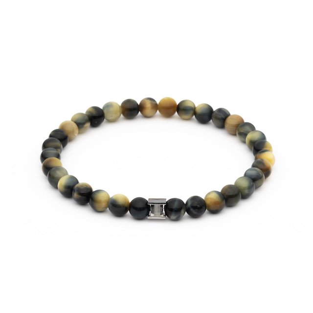 De Gemini 6mm Lucky Tiger herenarmband bestaat uit hoogwaardige, gladde Tiger Eye kralen. Deze stenen armband zorgt voor een stijlvolle maar edgy look die je outfit naar een nieuw niveau brengt. Je kunt een Gemini Gemstone armband gemakkelijk herkennen aan het roestvrijstalen Gemini logo. De Gem-serie bestaat uit 12 verschillende kleuren. De natuursteen Tiger Eye - uit Zuid-Afrika - is een variant op kwarts en staat bekend om zijn intense gouden en bruine kleurlagen. Het is een bloedversterker, die de kracht en vitaliteit verbetert. - Maat L = 21 cm