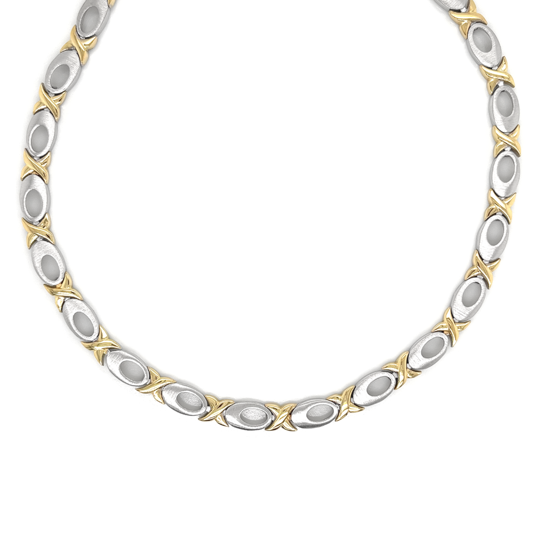 Dit collier is gemaakt van 925 zilver. Het collier is gedeeltelijk gematteerd en gedeeltelijk glad gepolijst, de combinatie van mat/ glans geeft dit collier een erg mooie uitstraling. De glanzende schakels zijn zilver verguld (goudkleur). Ook heeft het collier een stevig karabijnslot.