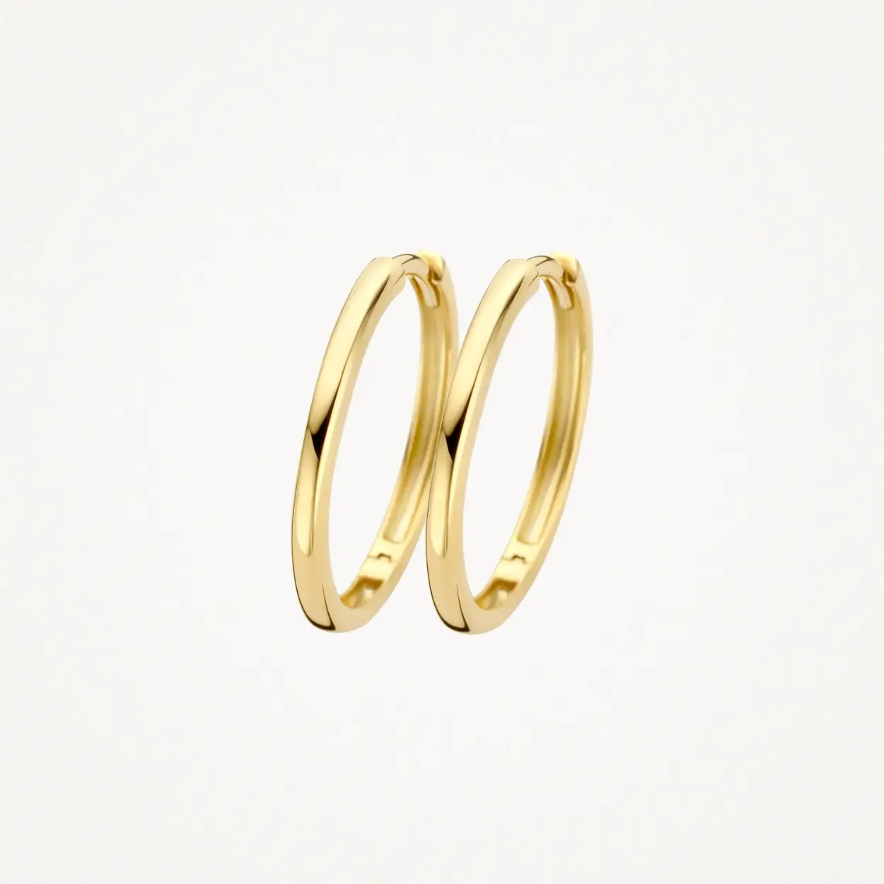 Prachtig in hun eenvoud zijn deze klassieke, gladde, ronde 14k geelgouden oorringen. Ze hebben een doorsnede van 1.9 mm en zijn mooi te combineren met andere (oor)sieraden uit onze collectie.  
