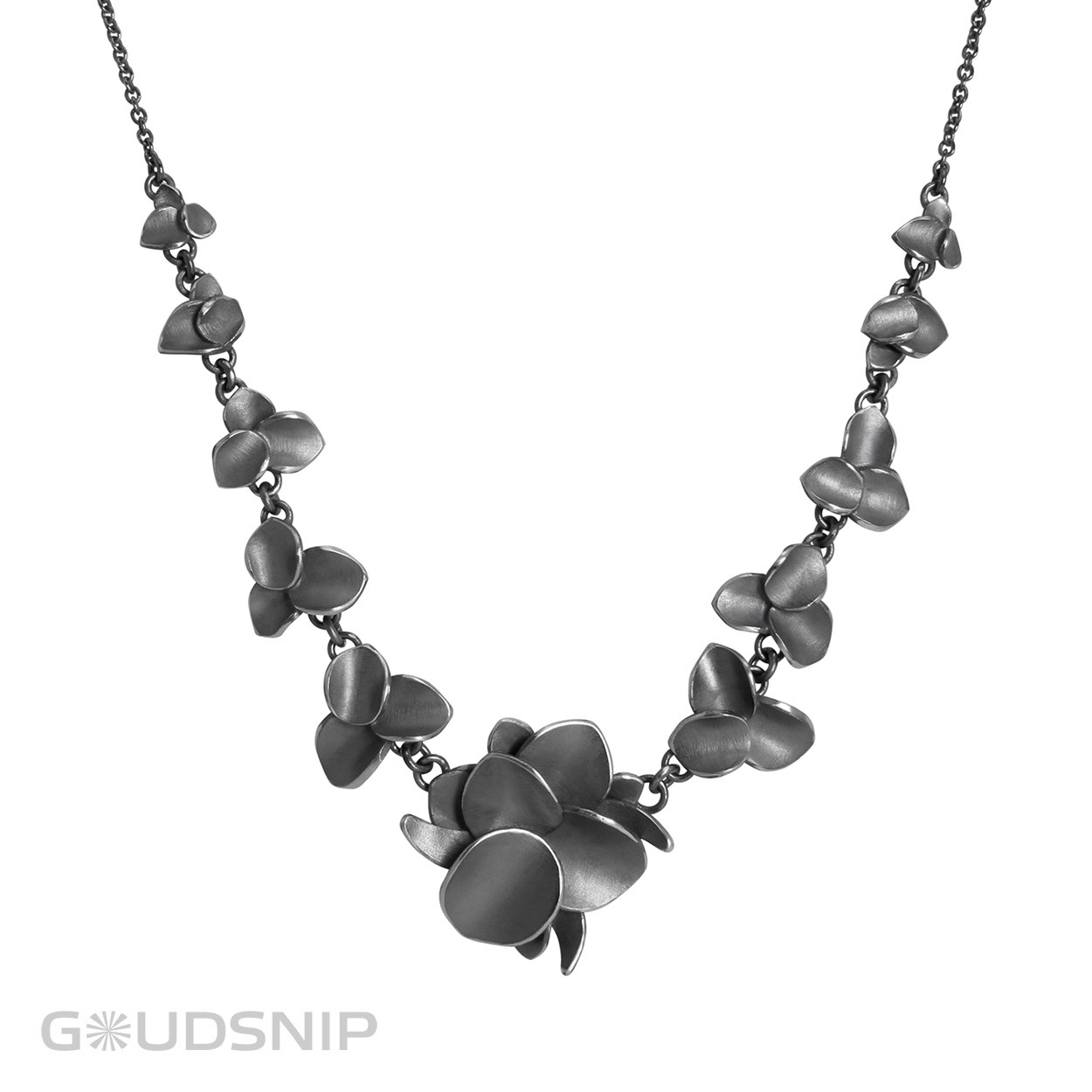 Handmade geoxideerd zilveren collier. Dit collier is ontworpen en vervaardigd in ons atelier. 
