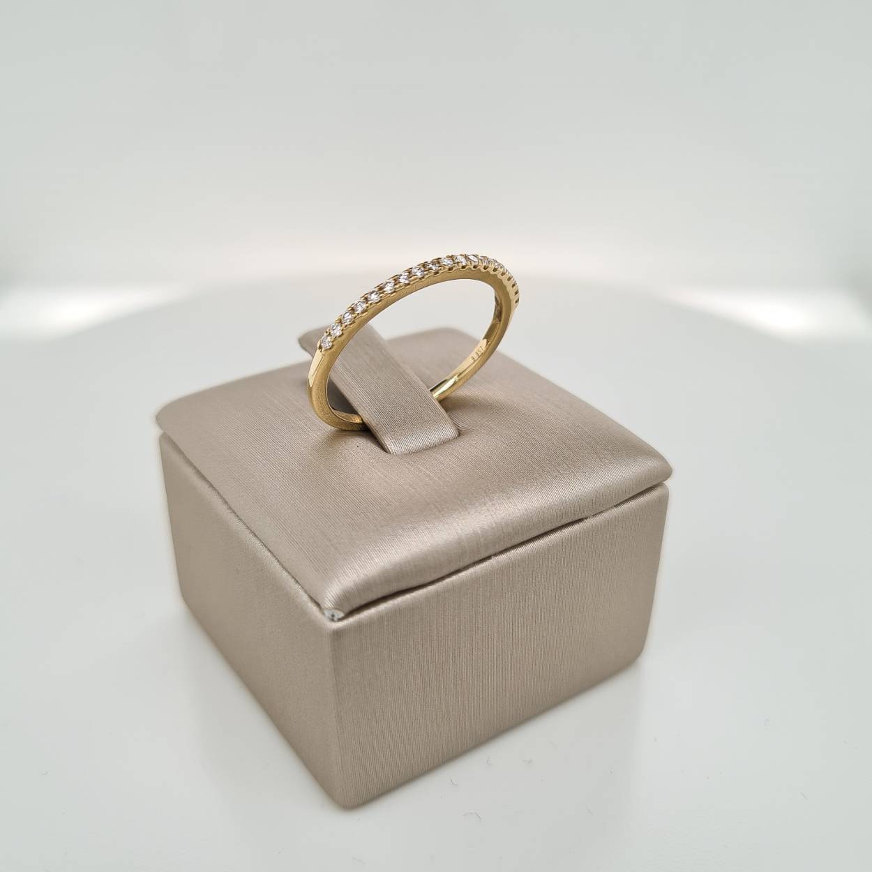 Prachtige 14krt geelgouden ring met diamant, 19-0,15crt H Si. 

De maat van de ring is 54 (17 1/4). Heeft u een andere maat, neem dan gerust contact met ons op.