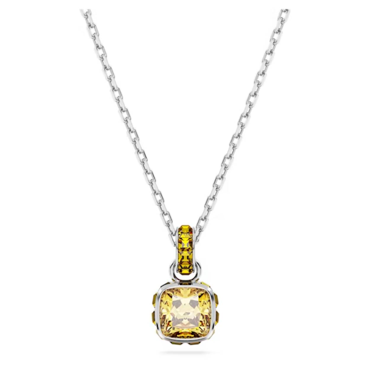 Deze verfijnde hanger is geïnspireerd op de geboortesteen van november. Het sieraad met rhodium toplaag hangt aan een fijne ketting met een schitterende schakel met kristallen en is voorzien van één steen met vierkante slijpvorm in een topaas gele kleur, die staat voor duidelijkheid en optimisme voor elke nieuwe dag. Dit betekenisvolle ontwerp is een magisch verjaardagscadeau of kan gedragen worden om een speciale gelegenheid te vieren. Minimale lengte van het collier is 42 cm en maximale lengte is 47 cm.
