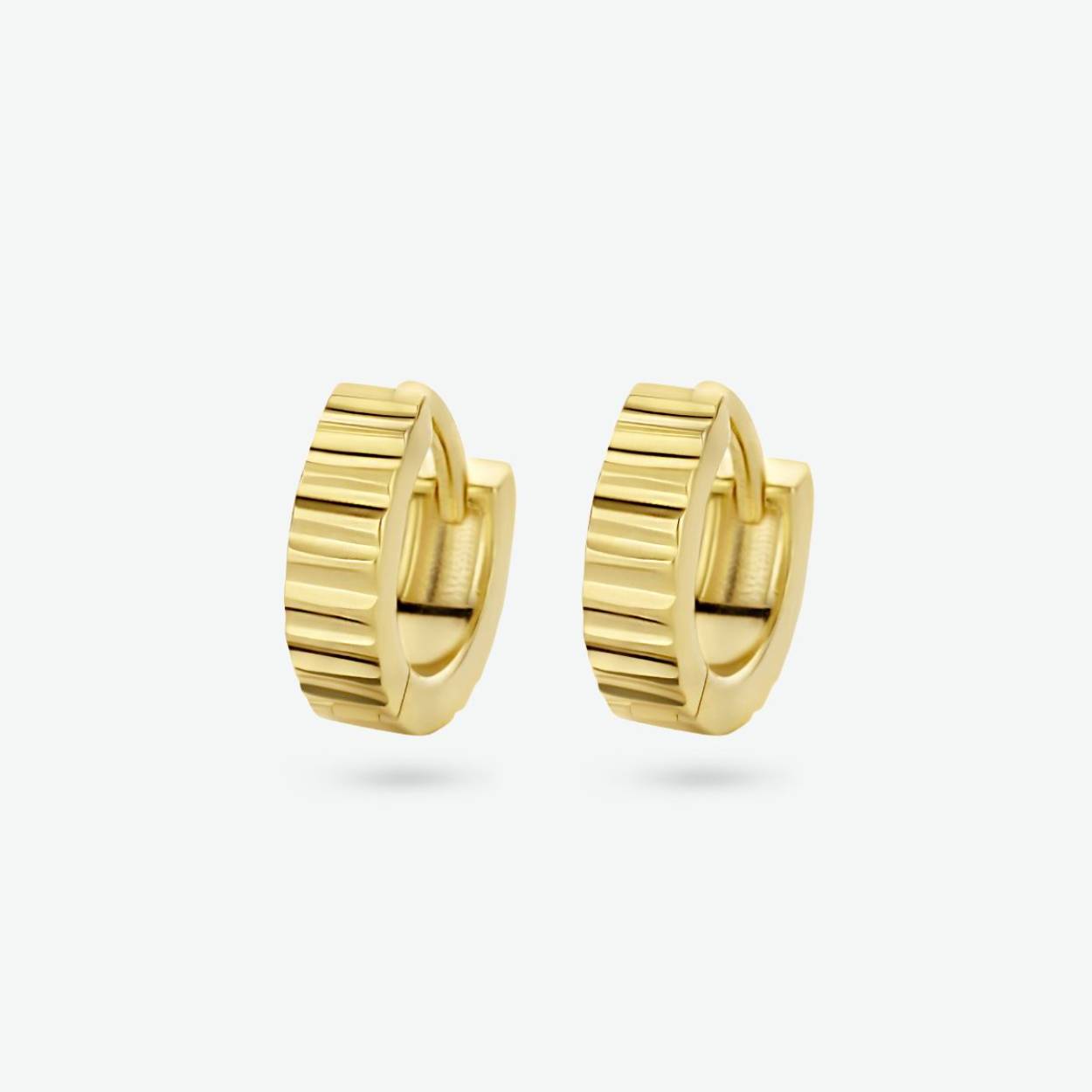 Geelgoud op 925 zilveren klapoorringen. 
De oorringen hebben een diameter van 11mm. 
Geen garantie op plating.