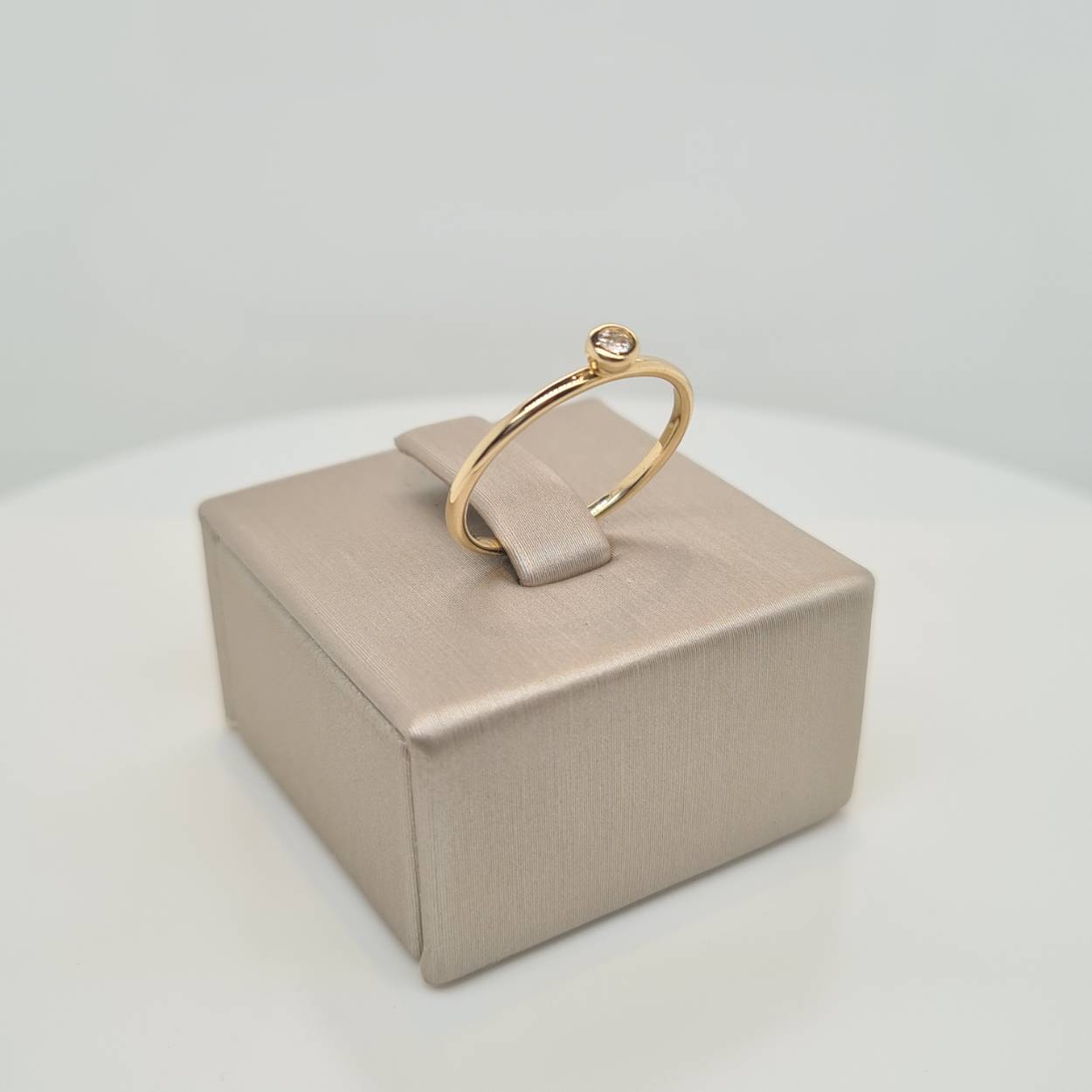 14krt geelgouden aanschuifring uitgevoerd met een schitterende zirkonia. De ring heeft een breedte van 3.5mm.

De maat van de ring is 16 1/2. Heeft u een andere ringmaat? Neem dan gerust contact met ons op.