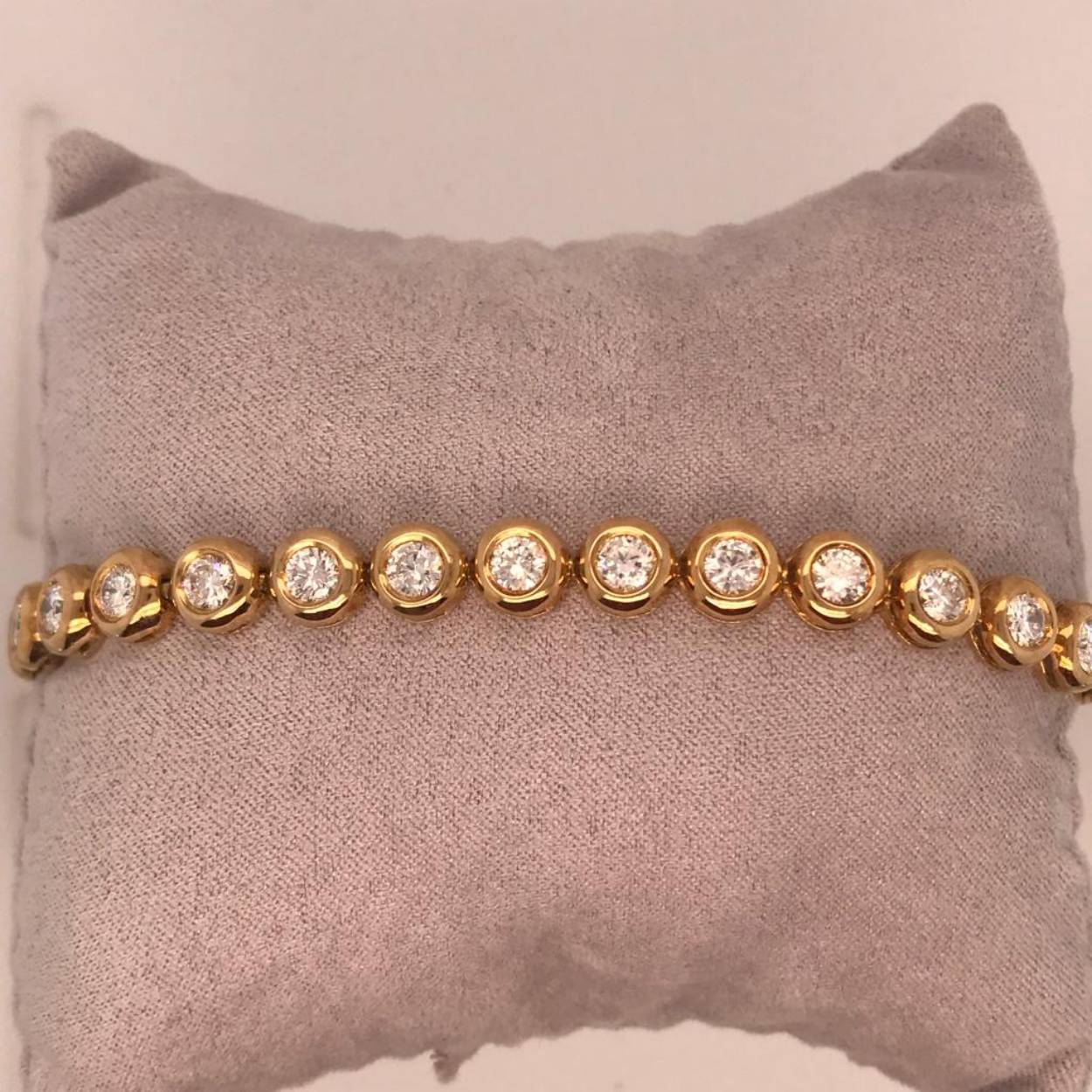 Geelgouden tennisarmband, uitgevoerd met prachtige diamanten.