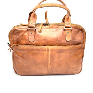 Leren Werktas / Laptoptas &ndash; 13.3 inch

Deze stoere leren werktas combineert stijl en functionaliteit en is geschikt voor zowel zakelijke afspraken als dagelijks gebruik. Met haar tijdloze design draag je de tas moeiteloos bij een pak of casual bij een jeans.
De tas is uitgerust met dubbele handgrepen en een lange, verstelbare schouderriem voor maximaal draagcomfort. Dankzij de dubbele toprits is de tas gemakkelijk toegankelijk en overzichtelijk in te delen. De voor- en achterzijde beschikken elk over een ritsvak, ideaal voor items die je snel bij de hand wilt hebben.
Binnenin biedt de tas een gepolsterd laptopvak voor laptops tot 13.3 inch, meerdere steekvakjes en een binnenritsvak, zodat je al je essentials veilig en overzichtelijk kunt opbergen.

Producteigenschappen
Dubbele toprits
Voorzijde met ritsvak
Achterzijde met ritsvak
Lange verstelbare schouderriem
Dubbele handgreep
Gevoerd laptopvak tot 13.3 inch
Diverse binnenvakjes en binnenrits