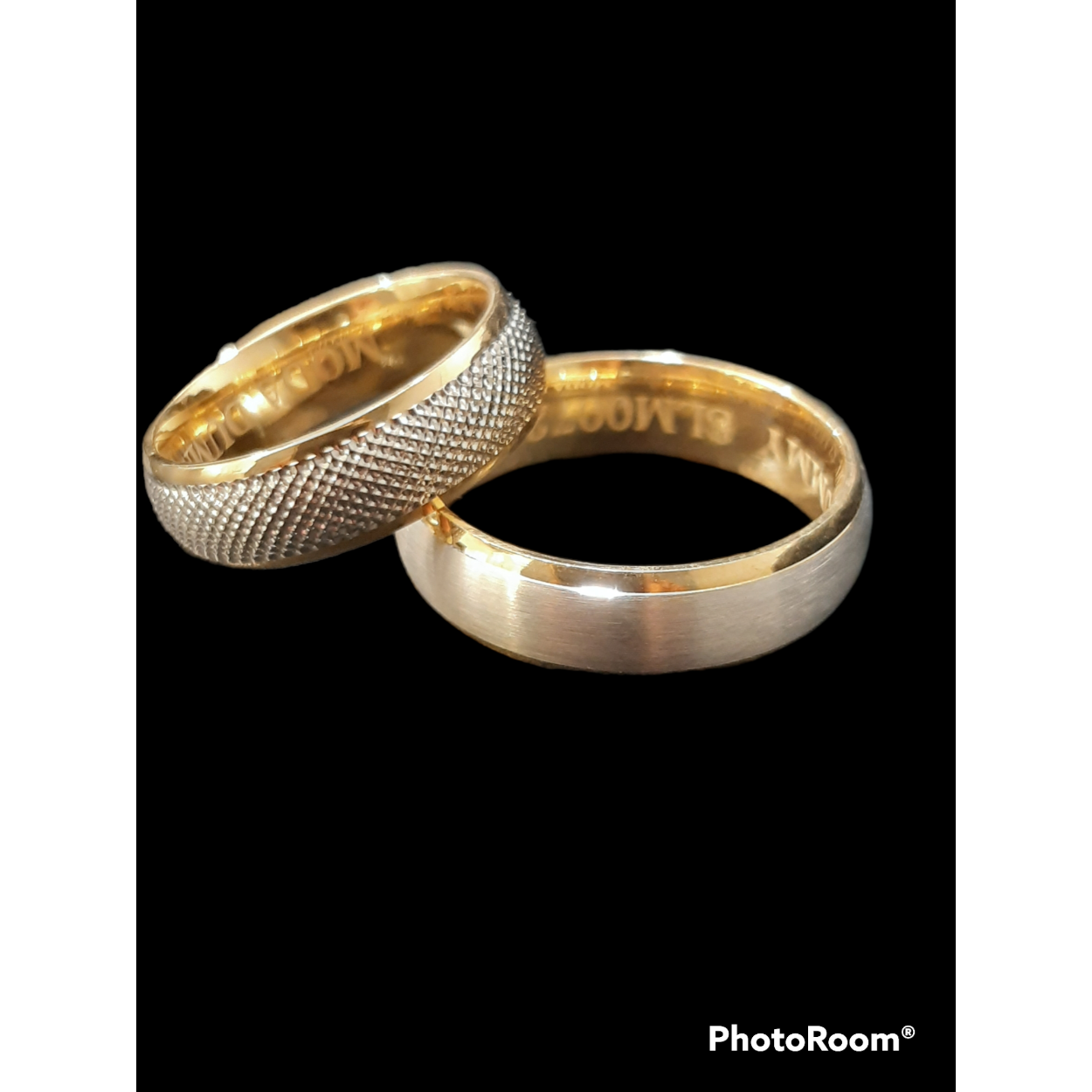 De gouden ring model BREA-0002519, gemaakt van 14 karaat goud, is ideaal als trouwring. Deze elegante ring combineert goud en zilverkleurige accenten en straalt een tijdloze klasse uit. Perfect voor speciale gelegenheden. Draag hem solo voor een verfijnde uitstraling of combineer met andere sieraden voor een moderne look. Een prachtige aanvulling op elke juwelen collectie.