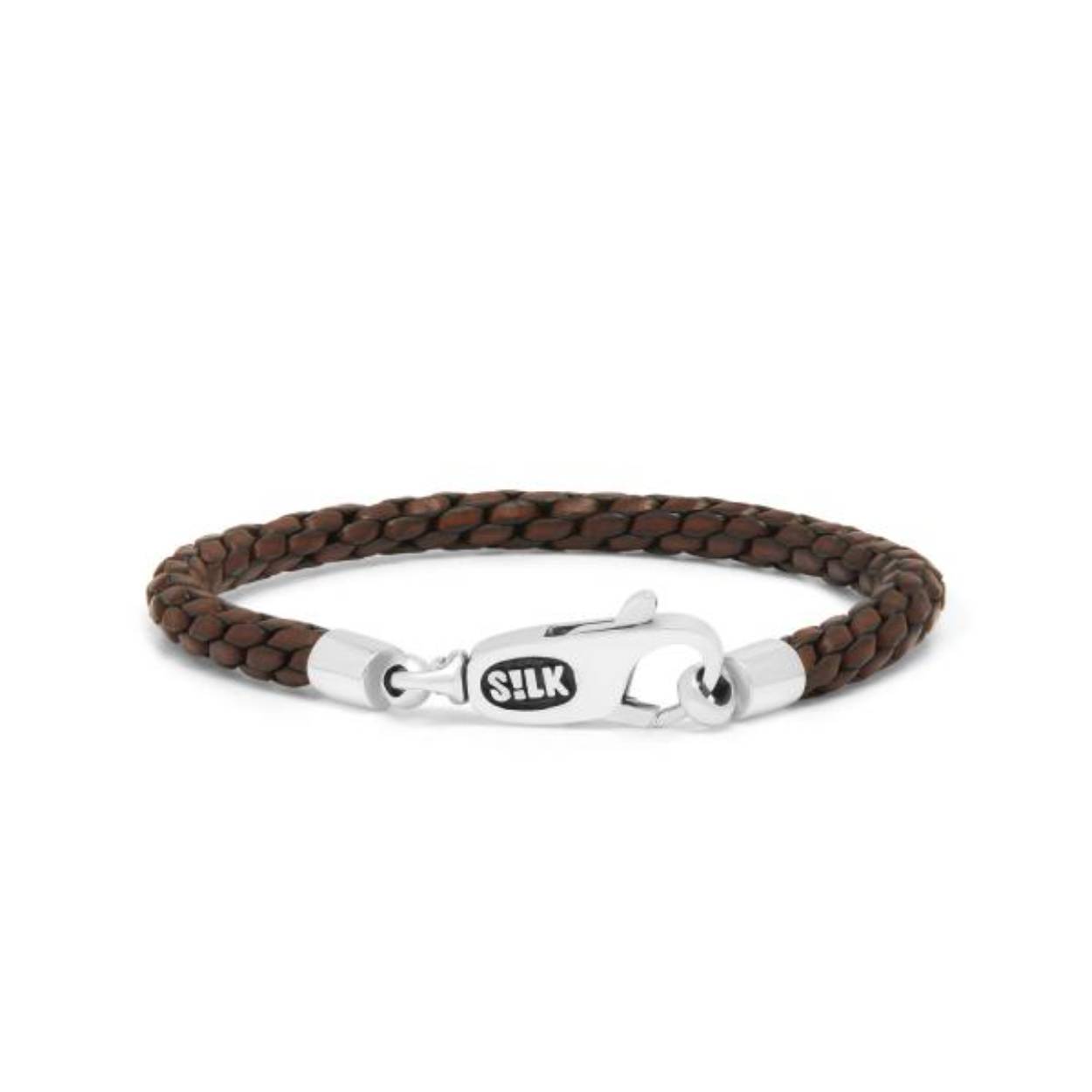 Dit bruin lederen karabijn armbandje is subtiel gevlochten voor een klassieke uitstraling en sluit speels met een karabijnslotje. Het zachte, met de hand gevlochten leer belooft niet alleen comfort, maar ook een tijdloze esthetiek. Creëer een unieke look door dit armbandje te combineren met een van onze slanke zilveren armbandjes. Maak een statement van zelfexpressie en onderscheid jezelf met dit prachtige armbandje, waar vakmanschap en stijl samenkomen.