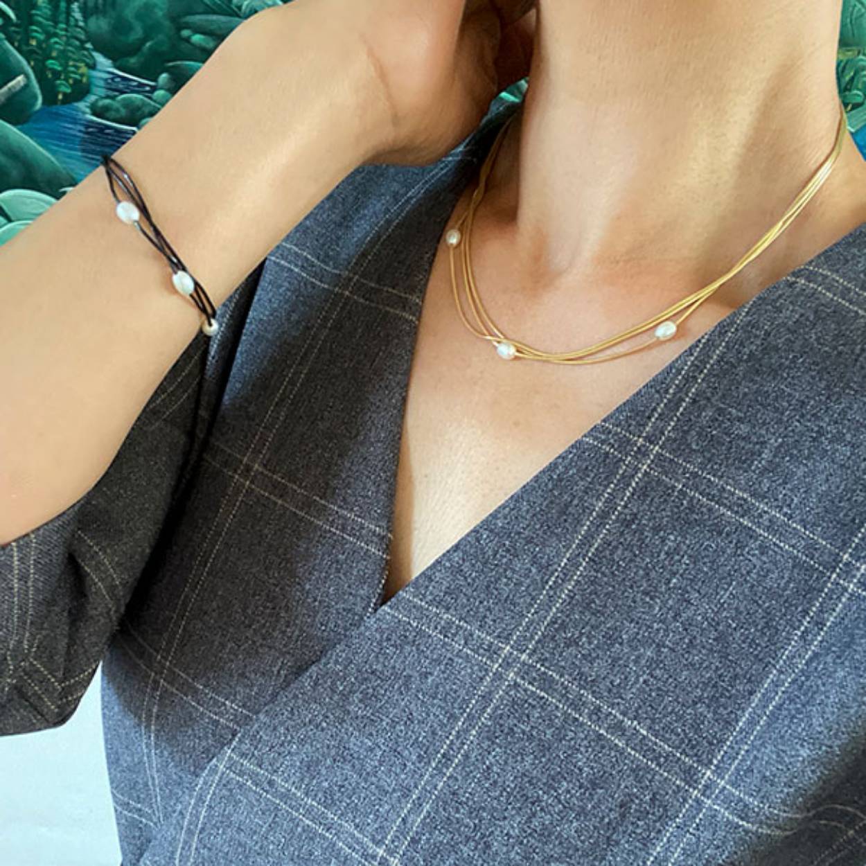 3-rijige kettingontwerp gemaakt van 1,1 mm soepele / sterke slangkettingen met geïntegreerde zoetwaterparels.Alles gemaakt van sterling zilver en collier met 4 cm verlengketting.

