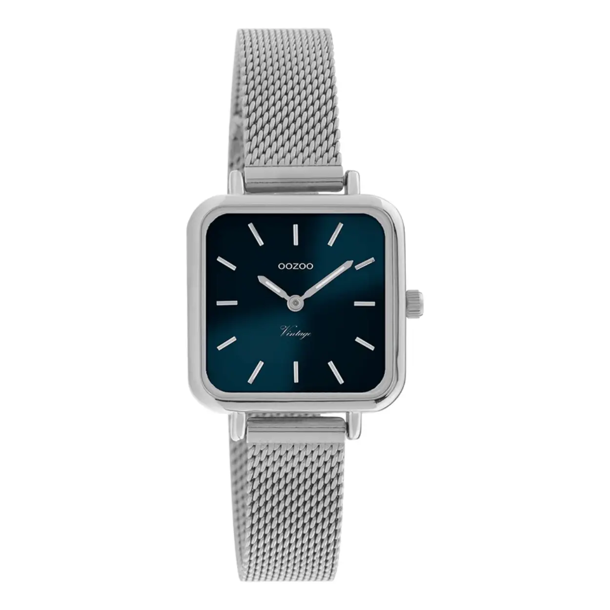 Verfijning en elegantie zijn de twee sleutelelementen van deze prachtige OOZOO Vintage series. Dit klassieke vierkante model past bij iedereen. Dit dames horloge is de perfecte combinatie van comfort en fashion met zijn 26mm x 26 mm zilverkleurige metalen horlogekast en blauwe wijzerplaat. De zilverkleurige glanzend metalen mesh armband maakt dit horloge tot een all-time classic welke je bij iedere gelegenheid kunt dragen. De wijzerplaat heeft zilverkleurige strepen tijdsaanduidingen en zilverkleurige kleurige wijzers. Dit model is een must-have voor jouw dagelijkse garderobe. Het mineraalglas ligt in een 6,9 mm dunne metalen horlogekast met IP-plating. De C10970 heeft een stainless steel achterplaat en is nikkel-safe. Dit horloge heeft een 2ATM Japans uurwerk en wordt gedekt door een garantie van 2 jaar 