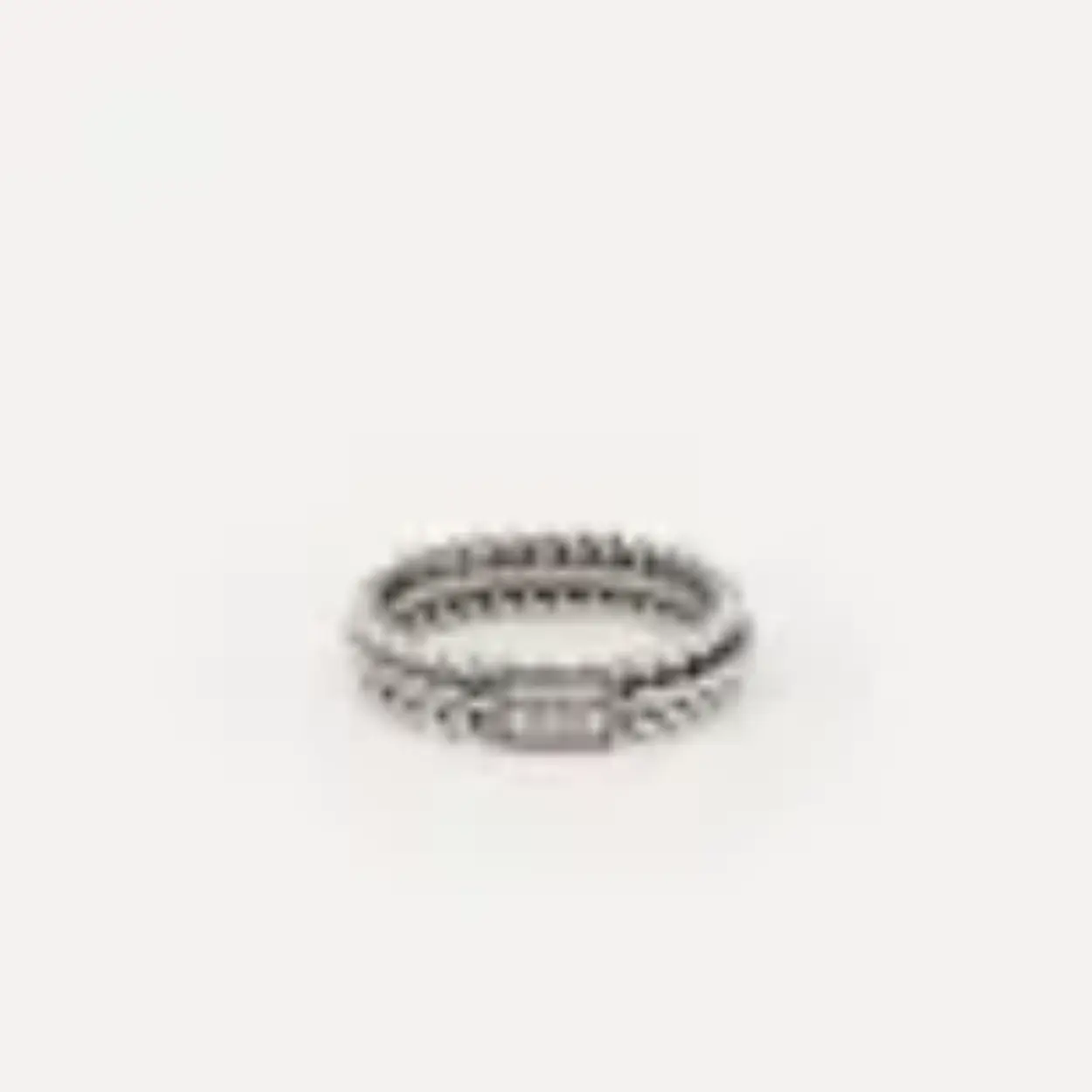 De Nurul ring is de XS ring variant van de populaire Nurul ring. Twee gezichten in één krachtige creatie. Aan de ene kant stoer, stevig en sterk en aan de andere kant verfijnd en met veel detail. Een waar handgemaakt kunstwerk! De sterling zilveren ring is tijdloos en laat echt vakmanschap zien! 