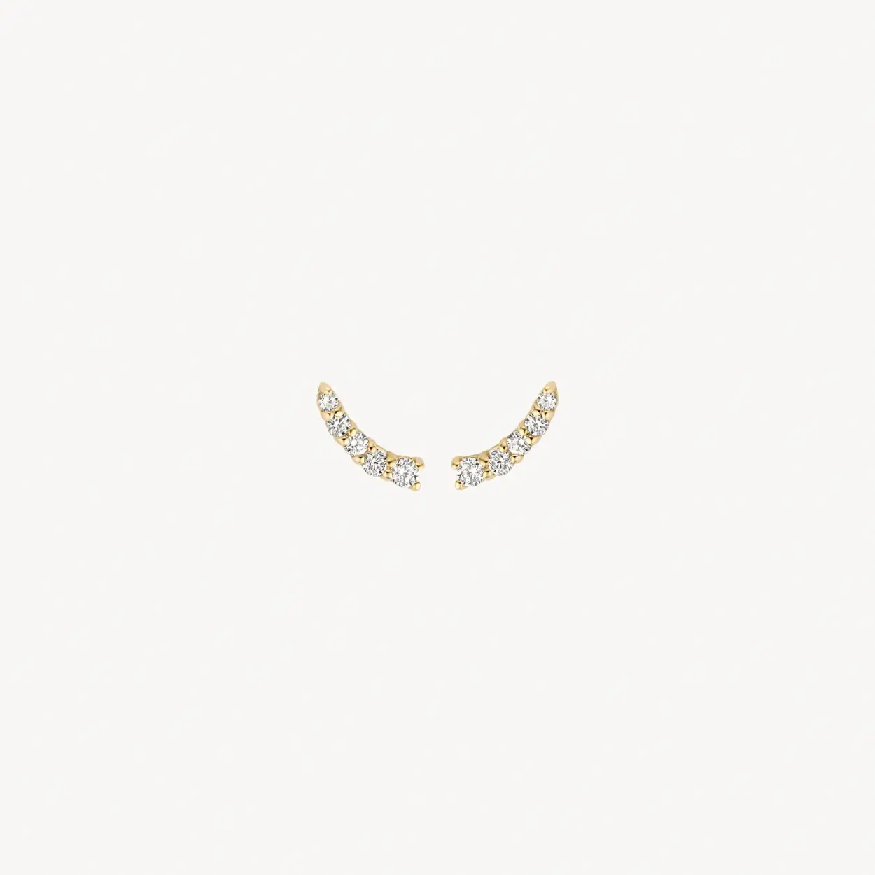 Deze 14k geelgouden oorknoppen volgen op een speelse manier de vorm van het oor. Ze zijn bezet met zirkonia’s en hebben een hoogte van 7,5 mm. De oorknoppen gaan heel goed samen met andere oorsieraden uit onze collectie.