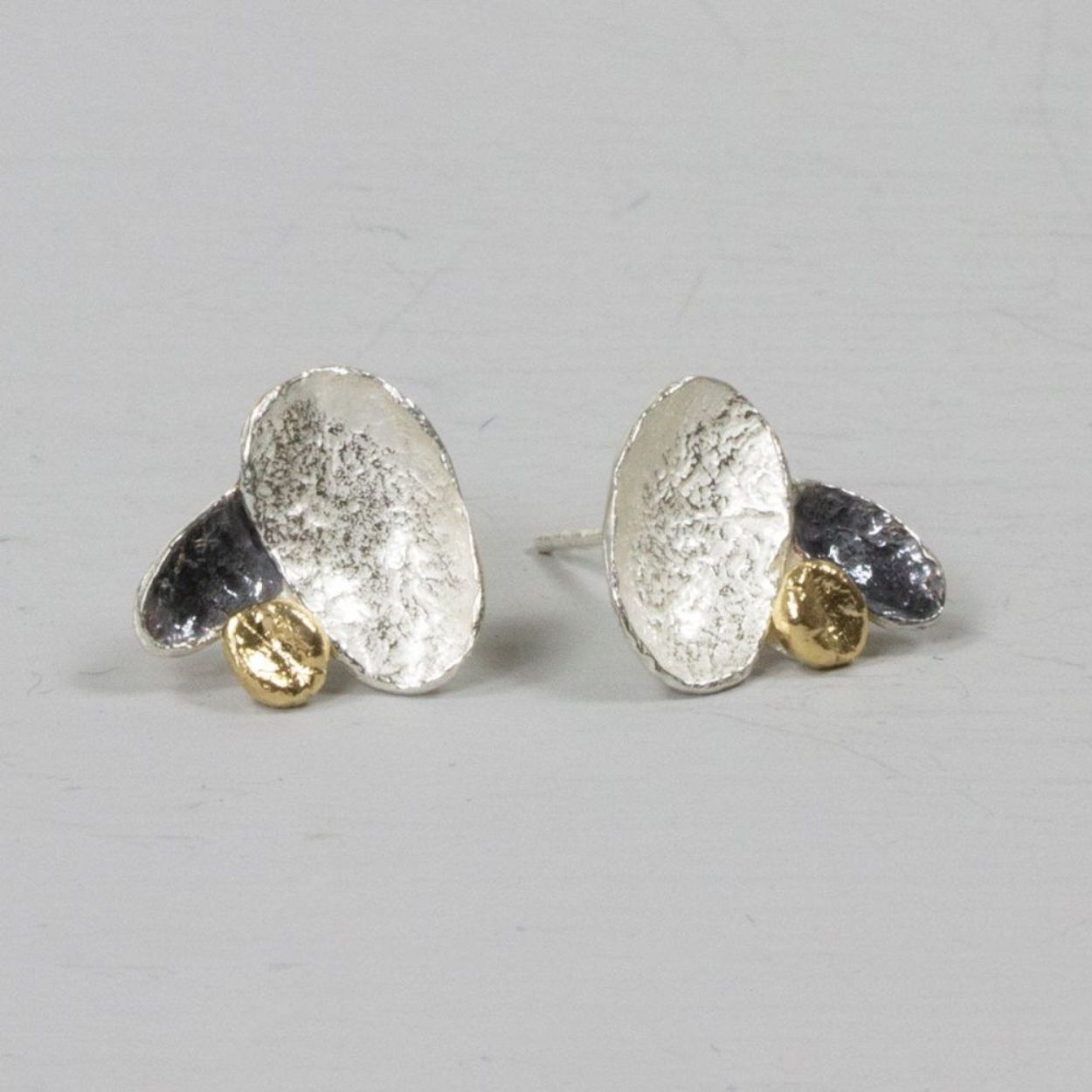 Oorstekers van Jéh Jewels. Ze zijn gemaakt van zilver, met geoxideerd zilver en zilver verguld.