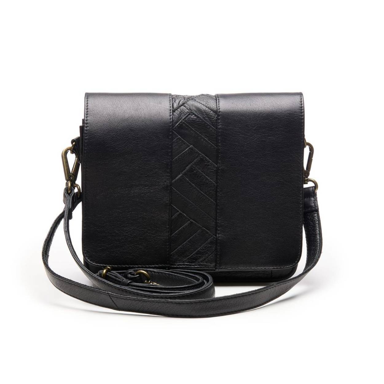 Roxy Classic *Super fashionable en classy schoudertas met opvallend gestikt leerpatroon. Deze handige schoudertas van stevig leer heeft een flap met opvallende stiksels in het midden. De flap is afsluitbaar met een magneet en er bevindt zich een groot insteekvak aan de voorzijde. De Roxy Classic heeft twee afzonderlijke vakken, afgescheiden door een middenvak met rits. In het binnen, achterste vak bevindt zich nog een extra vak afsluitbaar dmv een rits en in het voorste vak bevindt zich nog een extra insteekvak voor bijv.je telefoon. De Roxy Classic wordt geleverd met een lange verstelbare afneembare crossover band en Een kortere schouderband. Aan de achterzijde van de tas bevindt zich een extra vak met rits. De Roxy is onderdeel van onze “firm ox bags” serie, deze ox bags kenmerken zich door volnerf stevig en tegelijkertijd soepel leer. De Chabo’s worden met zorg op een plantaardige manier gelooid en gekleurd, zonder het gebruik van schadelijke stoffen.

Hardware:
Antic Brass
Schouderband:
Afneembaar & verstelbaar
Leersoort:
OX
Sluiting:
Magneet en ritssluiting
afmeting:
25x21x10 cm