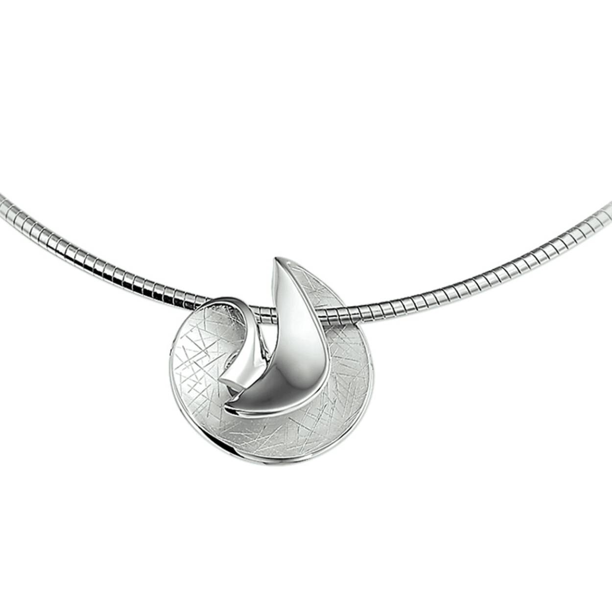 Zilveren collier met ronde hanger in mat en gepolijst. 