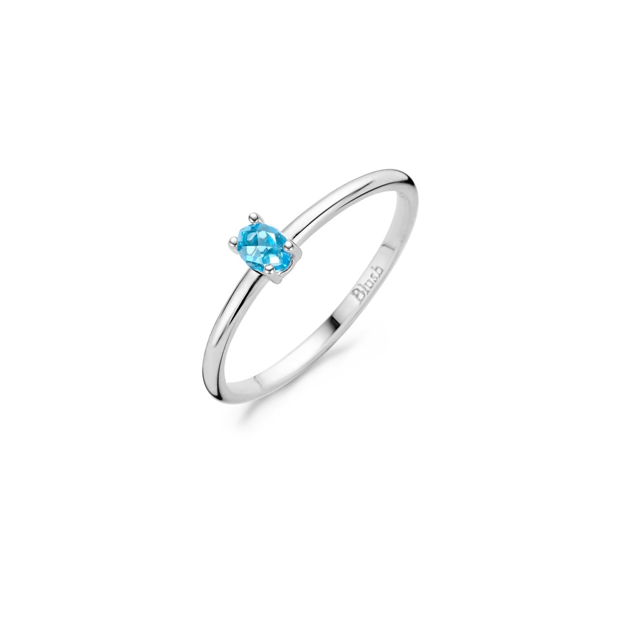 Een ovaalvormige, blauwe topaas siert deze elegante ring gemaakt van 14k witgoud. De band is 1.4 mm breed. Deze elegante eyecatcher doet het goed op zichzelf maar matcht ook prachtig met andere ringen uit onze collectie.