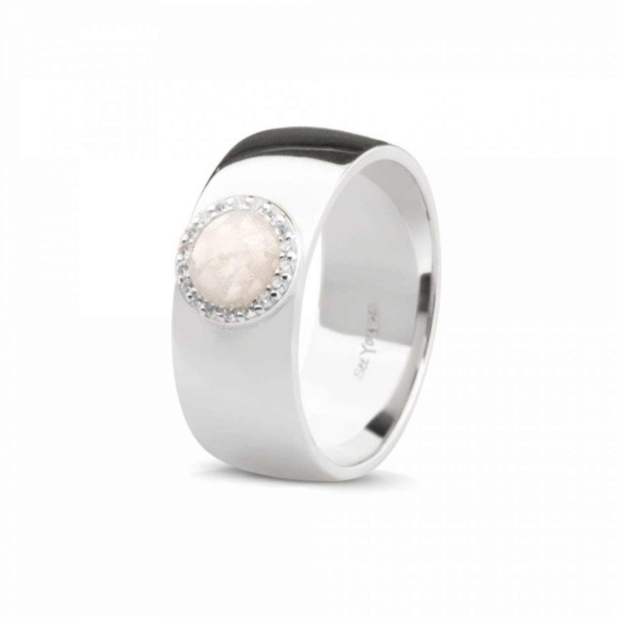 Ring met zirkonia of diamant. Dit sieraad wordt zichtbaar aan de voorkant gevuld met as en wordt vermengd met onze speciale hars. 