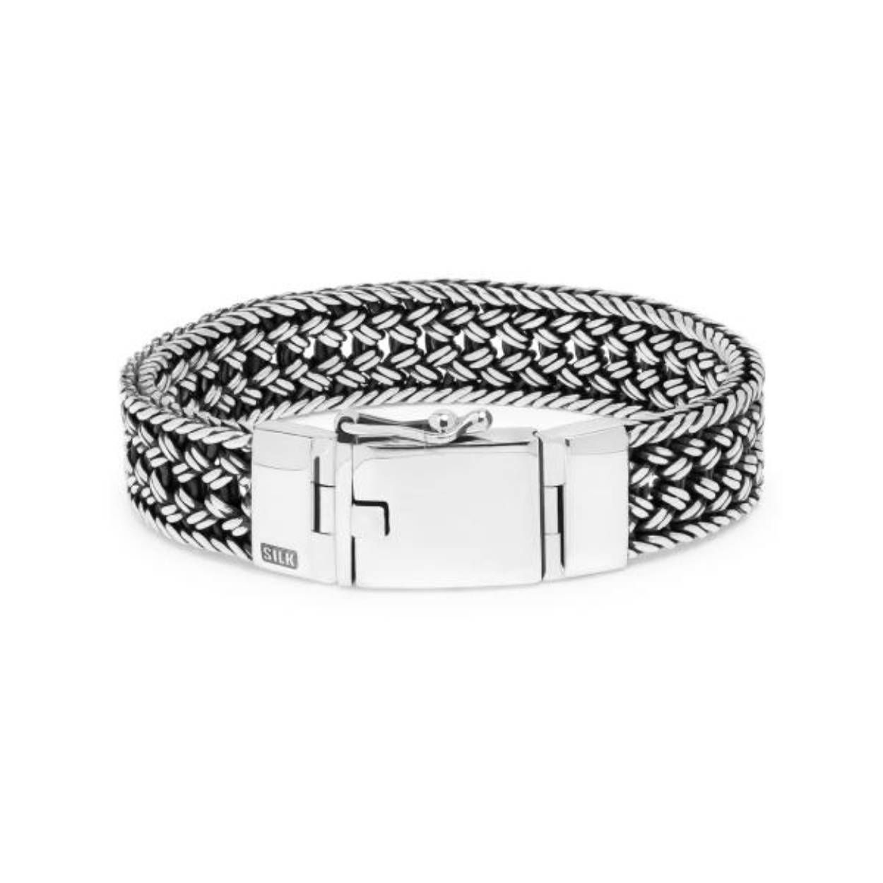 De SILK Mesh 663 armband is de nieuwste, bredere toevoeging aan onze Mesh collectie, met een indrukwekkende breedte van 16 mm. Deze armband onderscheidt zich van zijn smallere tegenhangers door het robuuste bakslot en biedt, net als de andere modellen, de mogelijkheid voor een prachtige gravure op het slot. De Mesh 663 is vakkundig gevlochten tot een platte, vierkante structuur, wat zorgt voor een comfortabele pasvorm om de pols. Deze veelzijdige armband is geschikt voor zowel heren als dames en combineert moeiteloos met een platte lederen band voor een stijlvolle look.

Personaliseer deze armband door een gravure toe te voegen. Neem voor de mogelijkheden contact met ons op.
