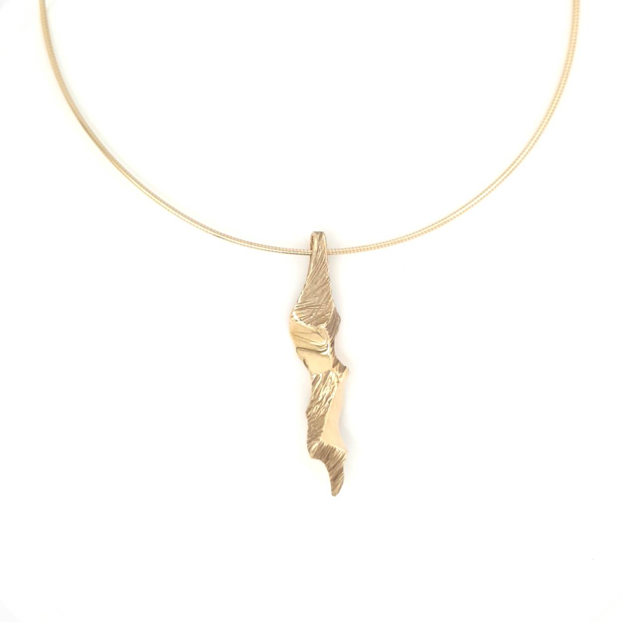 Deze gouden hanger uit onze Arctic collectie is onze favoriet.

Het ontwerp van de Arctic collectie is geïnspireerd op betoverende winterse landschappen. Je waant je in een sprookje van besneeuwde natuur, ijzige vlaktes en de mooiste structuren. De adembenemende schoonheid zie je terug in deze sieraden. Ruwe en glanzende details wisselen elkaar af en geven toch een warme en zachte uitstraling. De sieraden van de Arctic collectie maken we met de hand in ons eigen atelier in Doesburg

Maak een afspraak en kom deze hanger passen! Of bestel haar gelijk, dan sturen we deze mooi verpakt naar je toe.