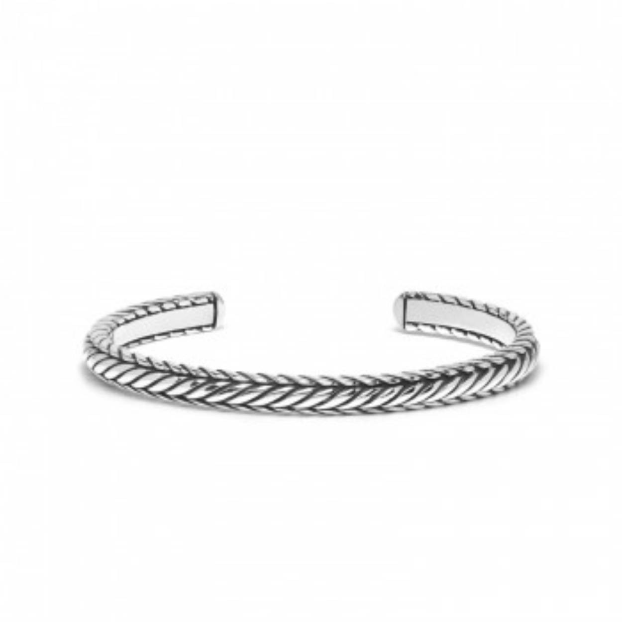 Deze nieuwe cuff armband uit de Zipp serie draag je als een bangle, je plaatst deze zijwaarts om je polsen draait deze vervolgens op zijn plek. De armband heeft een vast vorm, en valt op maat, je hoeft deze dus niet op maat te vormen. Draag de zilveren cuff single of combineer perfect met een leren armbandje. 