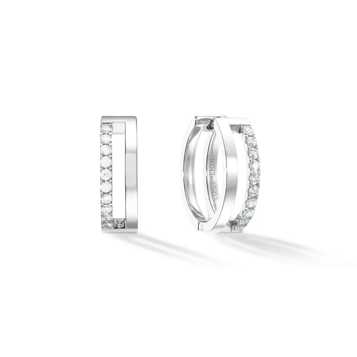 Ontdek de fascinatie van de ETERNAL UNITY oorringen uit de Essentials-collectie, waar moderne verfijning en tijdloze romantiek samenkomen. Deze betoverende serie bestaat uit oorbellen, armbanden en ringen, waarbij elk stuk op kunstzinnige wijze de essentie van eeuwige liefde en verbinding belichaamt. De sieraden bestaan ​​uit twee parallelle banden, de ene glad en gepolijst, die de kracht en zuiverheid van een duurzame band weerspiegelen, de andere is versierd met sprankelende zirkonia-kristallen.