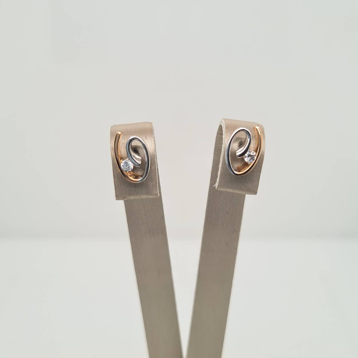 
Verpakt per: 1
Doelgroep: dames
Breedte: 6.5 mm
Hoogte: 9 mm
Zetting: solitaire (span zetting)