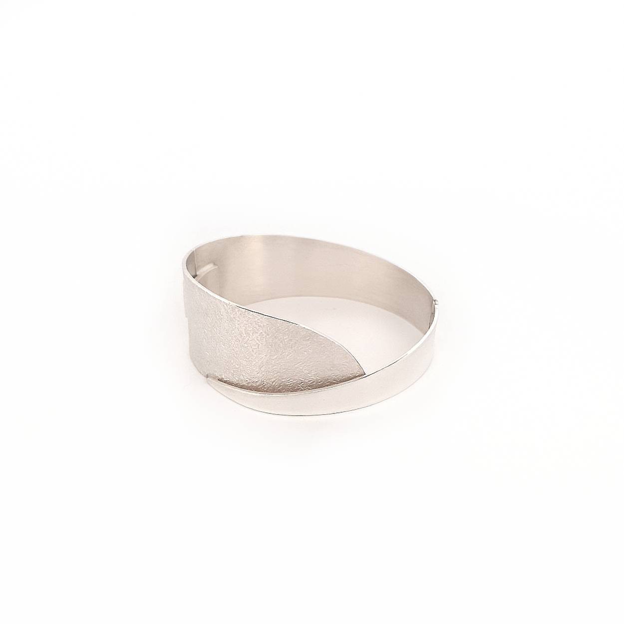 Deze prachtige brede armband van glanzend zilver met structuur is voor iedereen een match. Doordat de armband open gaat met een scharnier is deze makkelijk om te doen. 

Maak een afspraak en kom deze armband passen! Of bestel haar gelijk, dan sturen we deze mooi verpakt naar je toe.