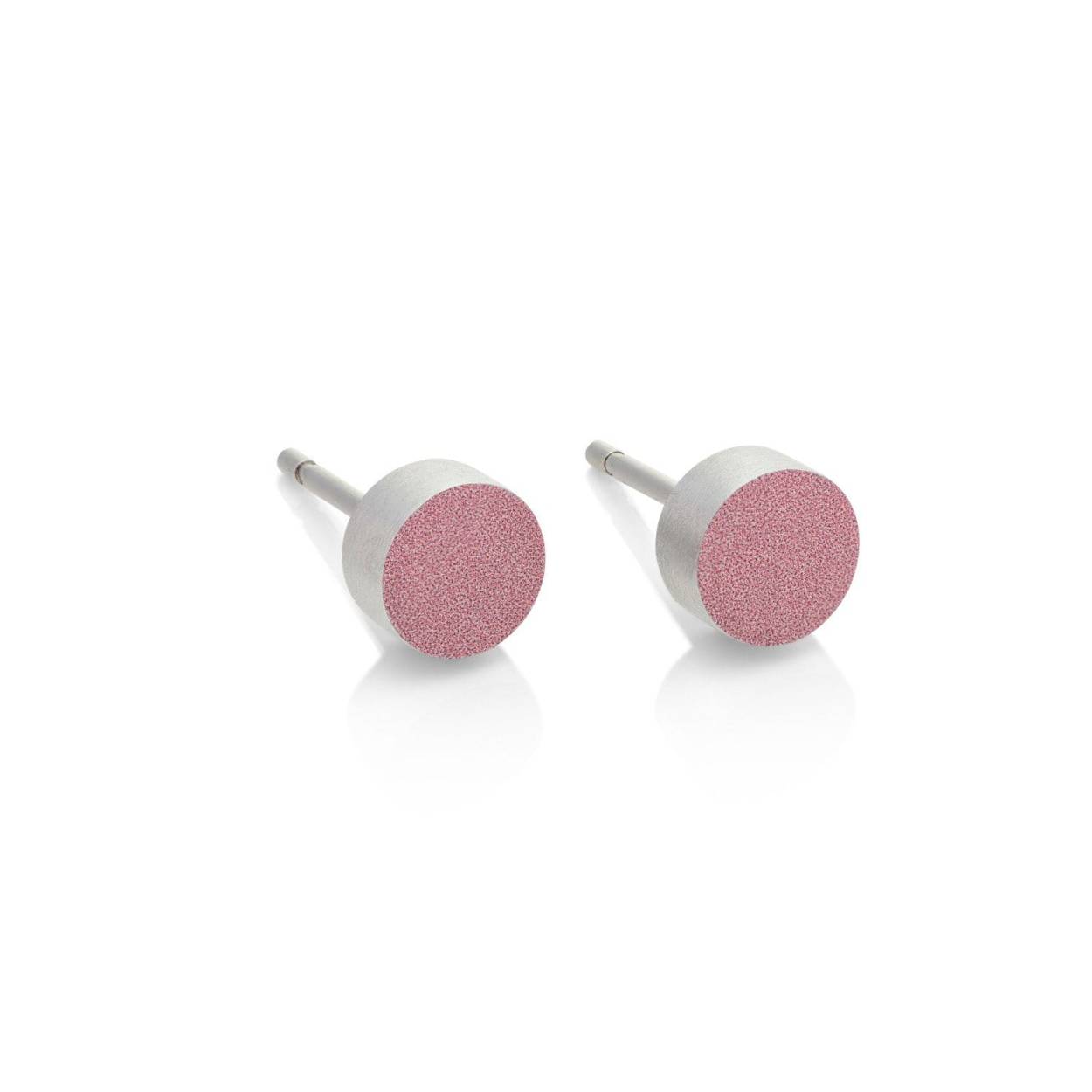 Zo'n knopje dat je iedere dag draagt, omdat het altijd goed staat. We hebben ze in verschillende kleuren en je kunt ze combineren met elk sieraad uit onze collectie door de vele kleurvariaties. Tijdloos, eigenzinnig en toch subtiel in de vormgeving. Wij gebruiken non-allergische materialen. Je hebt gaatjes nodig om deze oorsieraden te kunnen dragen. 