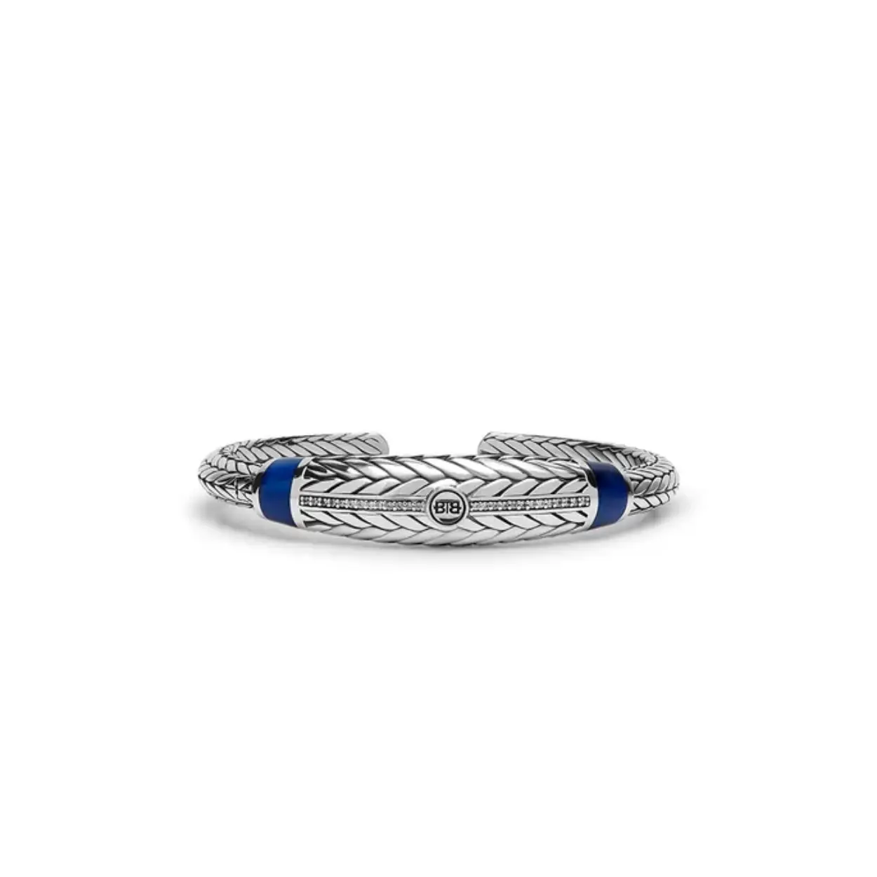 Deze armband wordt gekenmerkt door de blauwe tijgeroogsteen met zijn kenmerkende marineblauwe kleur. De zilveren armband heeft een dikker middenstuk waardoor de Ellen schakel extra goed tot zijn recht komt. De manchet is ook verrijkt met witte spinelstenen.