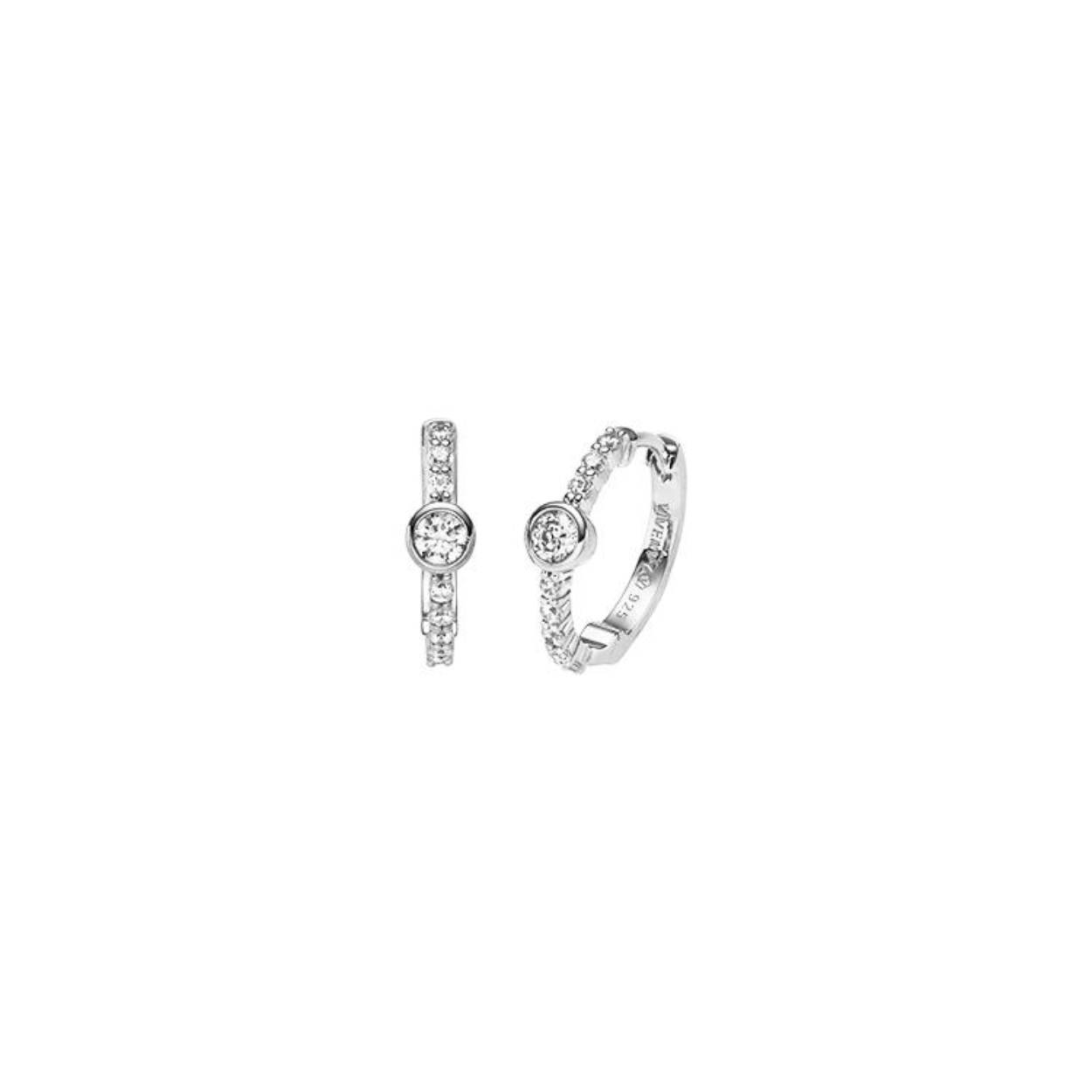 Deze zilveren oorringen met zirkonia zijn van het merk Viventy. De afmetingen zijn 14x4mm