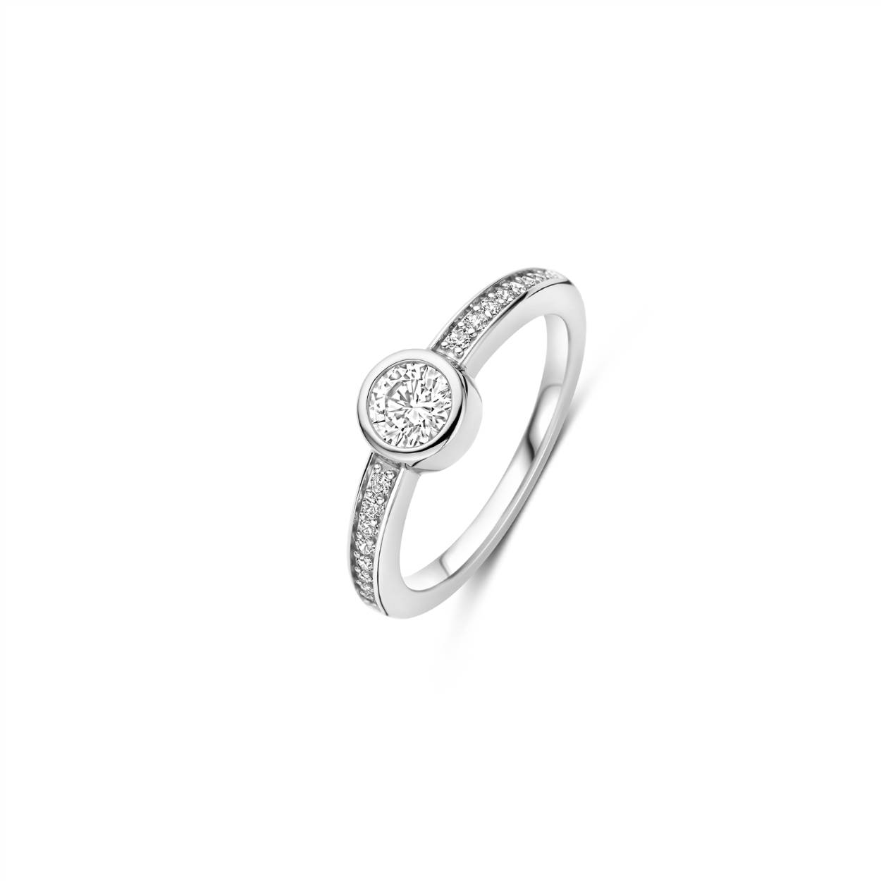 Omarm tijdloze schittering met deze TI SENTO platinakleurig vergulde ring 12390ZI. Vervaardigd uit 925 sterling zilver is de ring voorzien van een ronde witte zirconia in een randzetting als middelpunt, verhoogd en open geplaatst om het licht maximaal te vangen. De band is langs de schouders pavé gezet met briljant geslepen stenen, waardoor een verfijnde lijn van fonkeling ontstaat die de klassieke elegantie van de ring benadrukt. De uitgebalanceerde proporties en gladde zetting maken hem moeiteloos draagbaar, van dag tot nacht, seizoen na seizoen. Nikkelvrij en hypoallergeen, deze ring biedt een blijvende glans met comfortabel draaggemak de hele dag door.