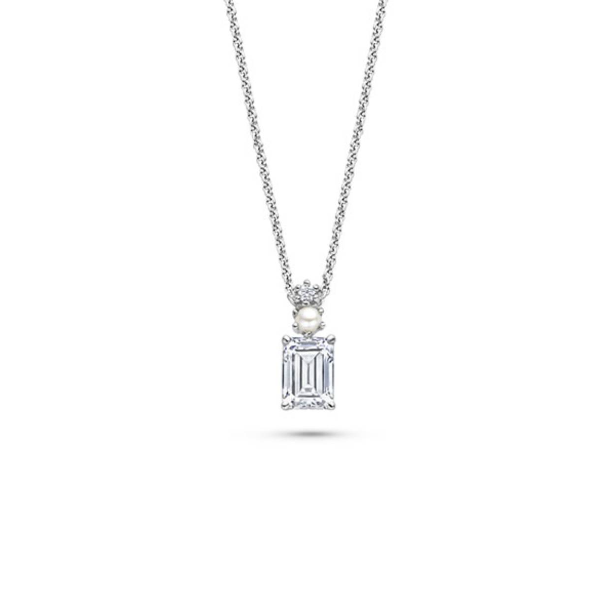 De sieraden van FJF Jewellery zijn ontwikkeld met aandacht voor detail. De armbanden, colliers en oorbellen stralen elegantie en ingetogen luxe uit. Bijzonder aan dit Duitse merk is dat alle sieraden met de hand worden afgewerkt en gepolijst door ervaren goudsmeden.

Ook duurzaamheid staat hoog in het vaandel bij FJF Jewellery. De materialen zijn uitsluitend vervaardigd van conflictvrije edelmetalen en alle onderdelen zijn op verantwoorde wijze gemaakt. Daarnaast wordt uitsluitend Swarovski zirkonia gebruikt, deze staat bekend als de meest duurzame zirkonia op markt. Bent u op zoek naar een sieraad dat uniek, stijlvol en duurzaam is? FJF Jewellery heeft iets voor u!