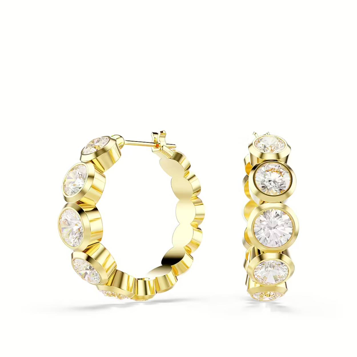 Maximaliseer uw elegantie met deze schitterende mini oorringen. De oorbellen met goudkleurige toplaag zijn meesterlijk vervaardigd met een cirkel van Swarovski Zirkonia in Round-slijpvorm, elk in een moderne bezelzetting en gepresenteerd in een verloop van formaten. Een perfect paar voor alledaagse elegantie of een schitterende keuze voor avondglamour.