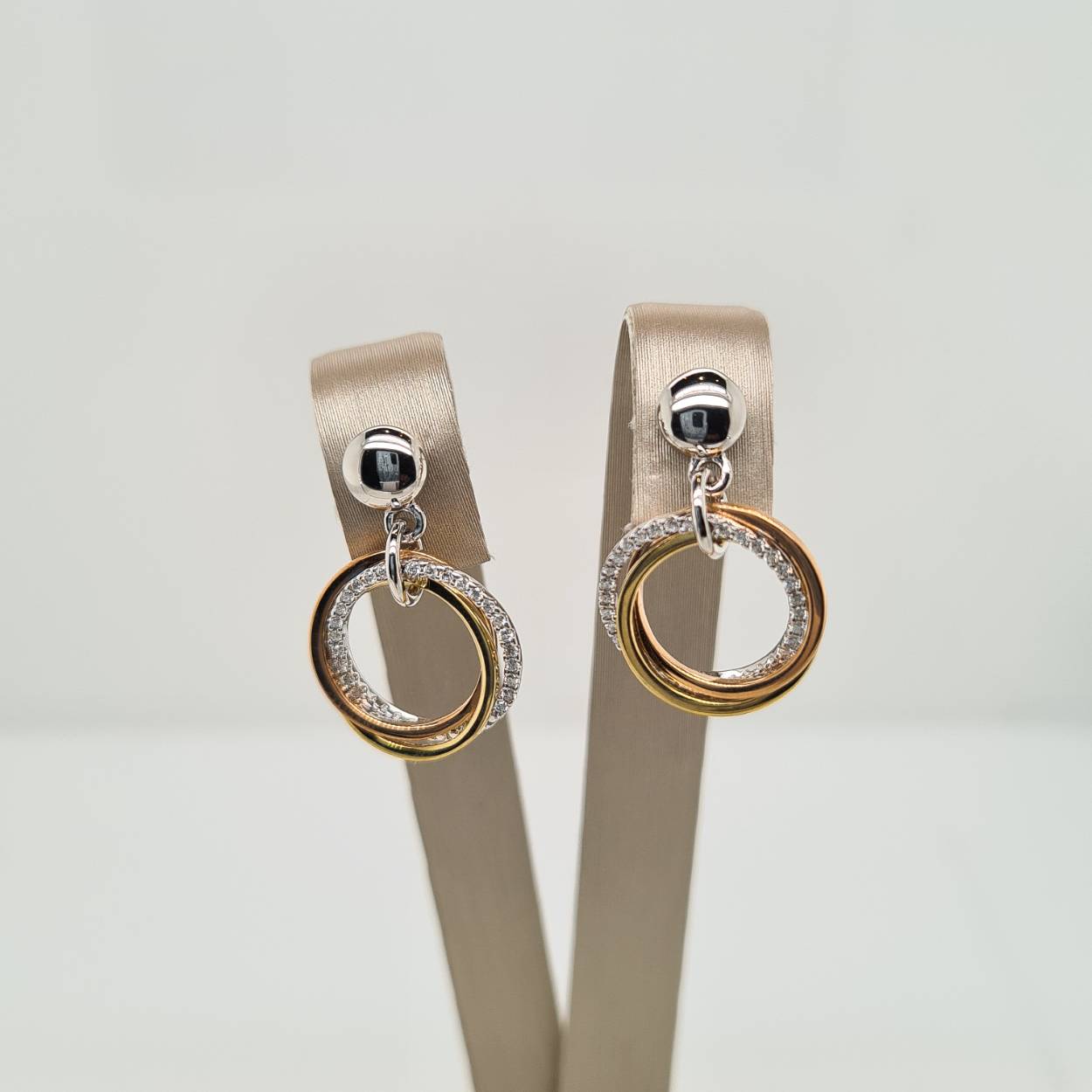 Prachtige 14krt gouden oorsieraden met diamant 0,14crt SI/W. De oorsieraden zijn uitgevoerd in geel-, wit-, en rosegoud.
