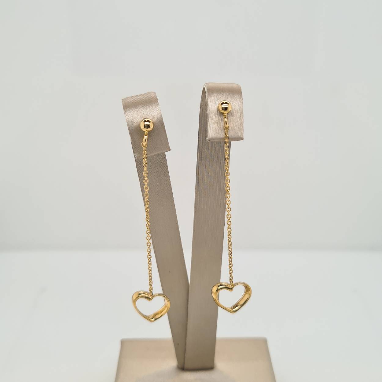 Prachtige 14krt geelgouden oorsieraden met hartjes. 