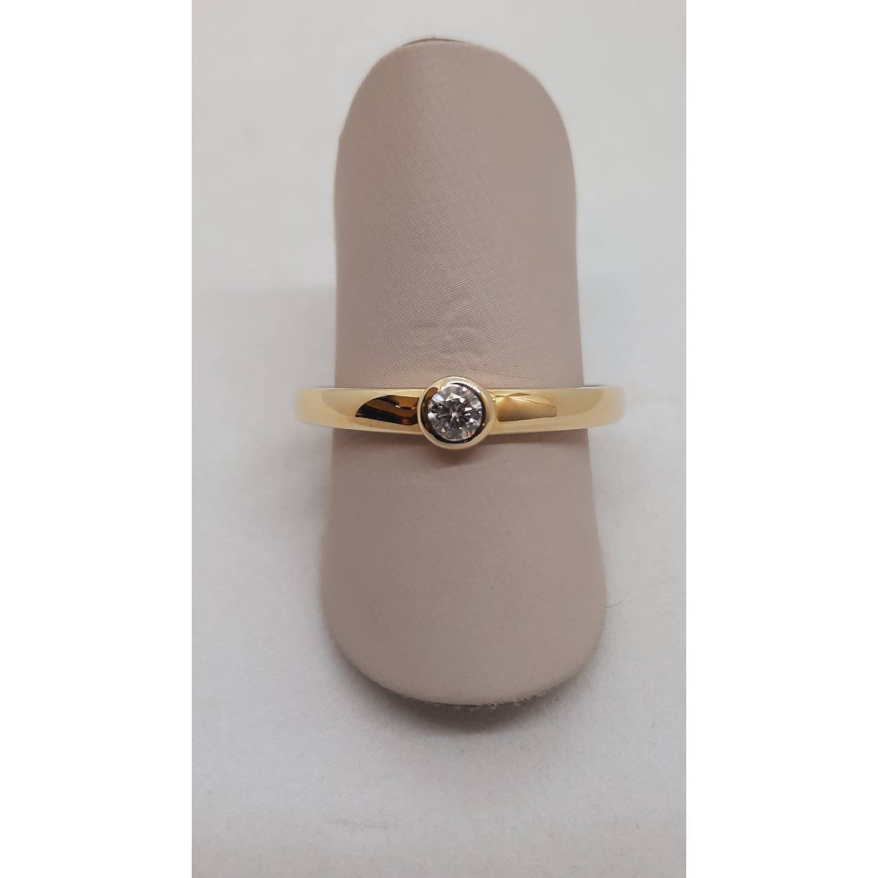 De diamant gouden ring, modelnummer BREA-0004017, schittert in 14kt goud met een briljante 0.08 ct SI1 diamant met kleur F. Perfect voor speciale gelegenheden. Draag deze elegante ring aan je ringvinger om een verfijnde en tijdloze look toe te voegen aan je outfit. Ideaal voor zowel dagelijkse elegantie als avondchic. Ringmaat: 54.