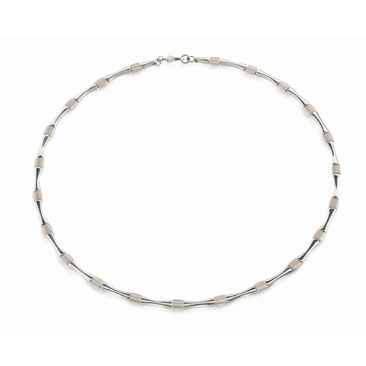 Dit is een collier van het merk Boccia. Het damessieraad is gemaakt van titanium en is zilver van kleur.