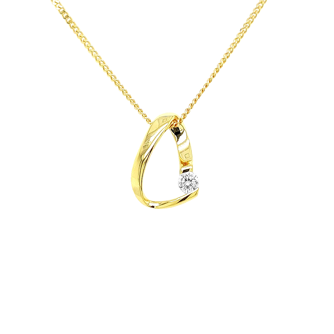 Deze 14-karaats geel gouden hanger heeft een elegant ontwerp en een rustige uitstraling. Het kettinkje loopt door de hanger heen (en heeft dus geen los oog) waardoor deze hanger een is met jouw eigen ketting. De zirkonia steen is briljant geslepen en geeft de nodige schittering aan deze hanger.

Note: het kettinkje hoort niet bij de hanger, deze is enkel gebruikt voor de foto.